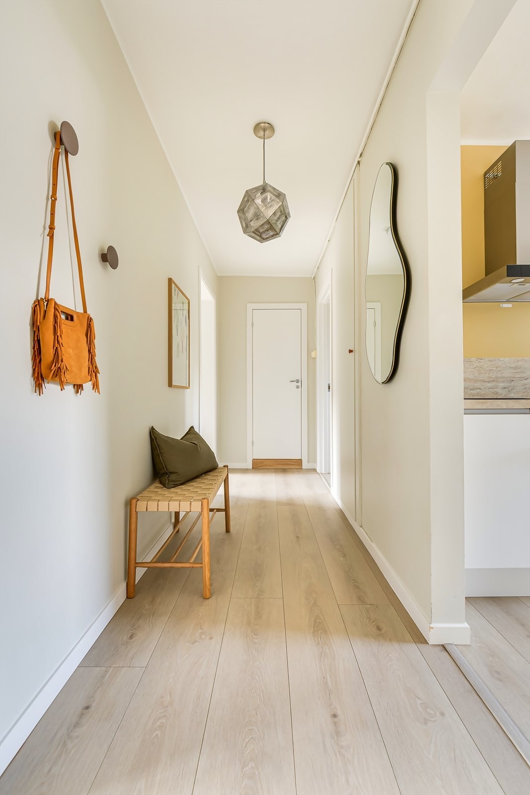 Innbyende entré/gang med god plass til å henge fra seg yttertøy Galleribilde