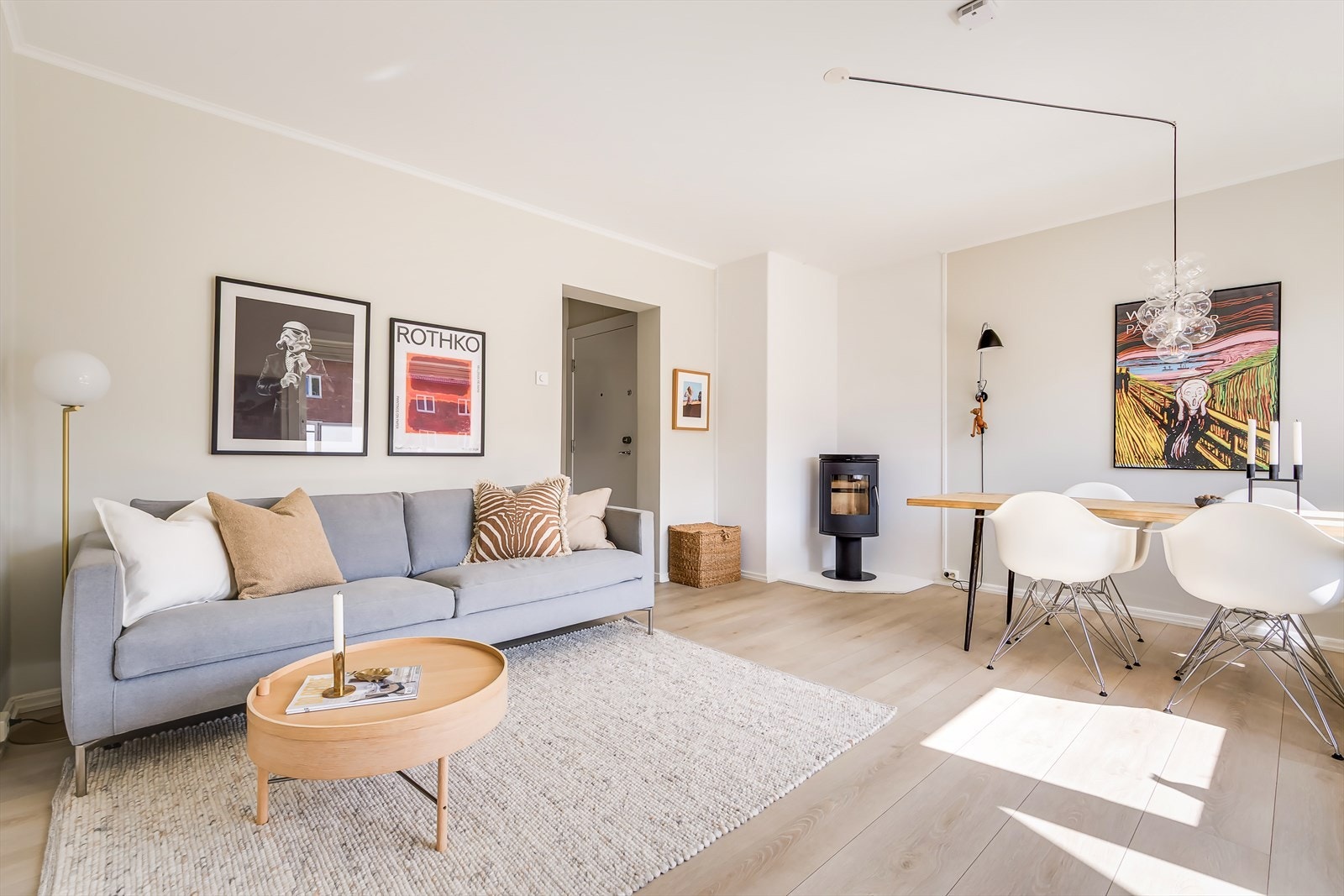 Den lyse og hyggelige stuen har en fin og romslig planløsning med gode innredningsmuligheter Galleribilde