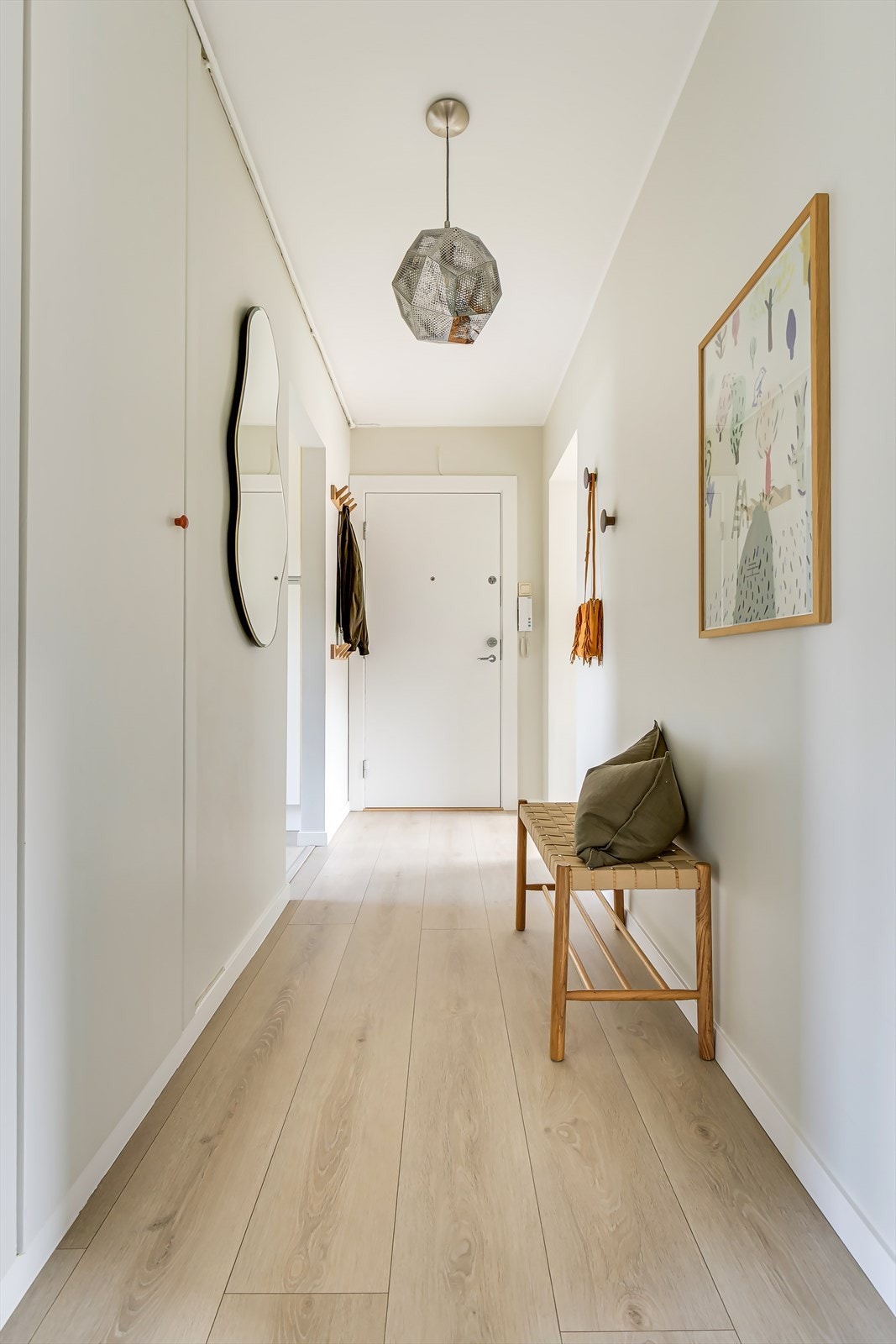 I tillegg til god oppbevaringsplass i leiligheten, disponerer leiligheten en loft- og to kjellerboder Galleribilde