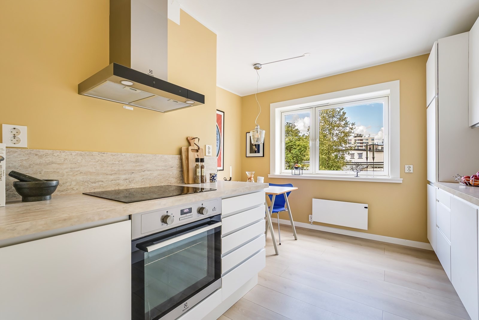 Separat kjøkken som byr på godt med benke- og skapplass Galleribilde