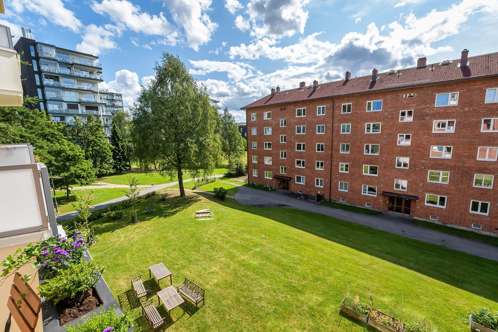 Balkongen ligger høyt og luftig med hyggelig utsikt mot fellesområde Galleribilde