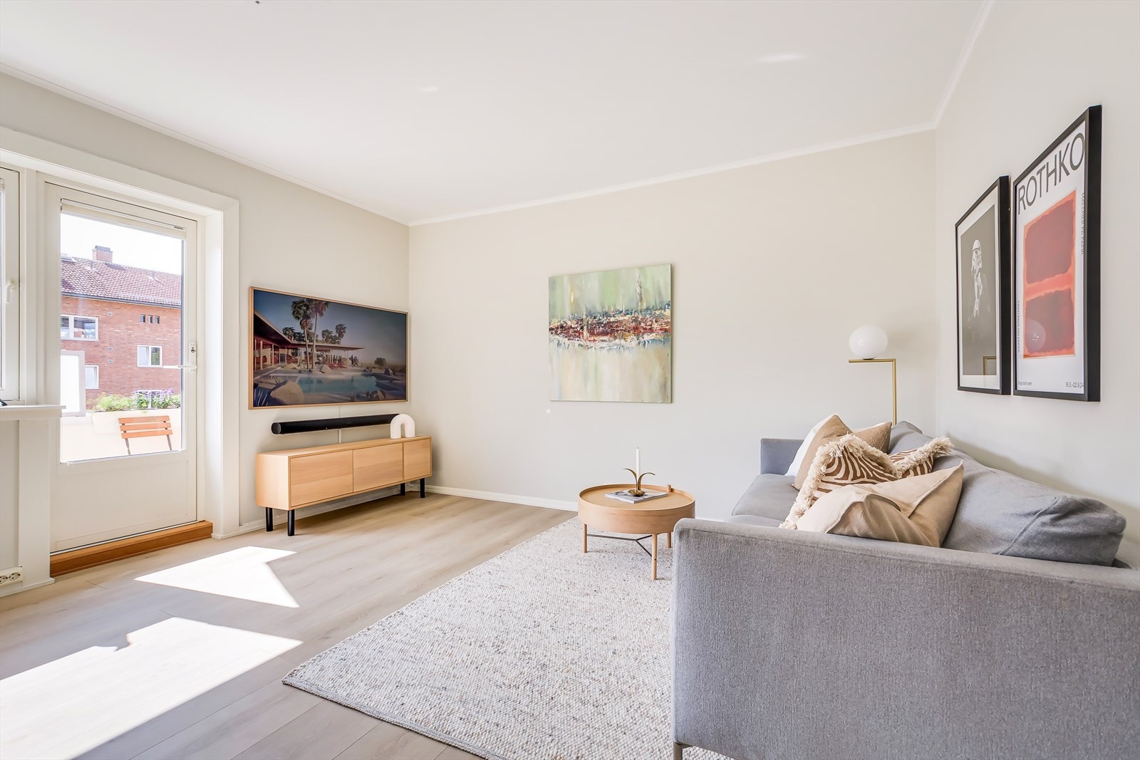 Det er god plass til sofagruppe, spisebord og TV-møbler Galleribilde