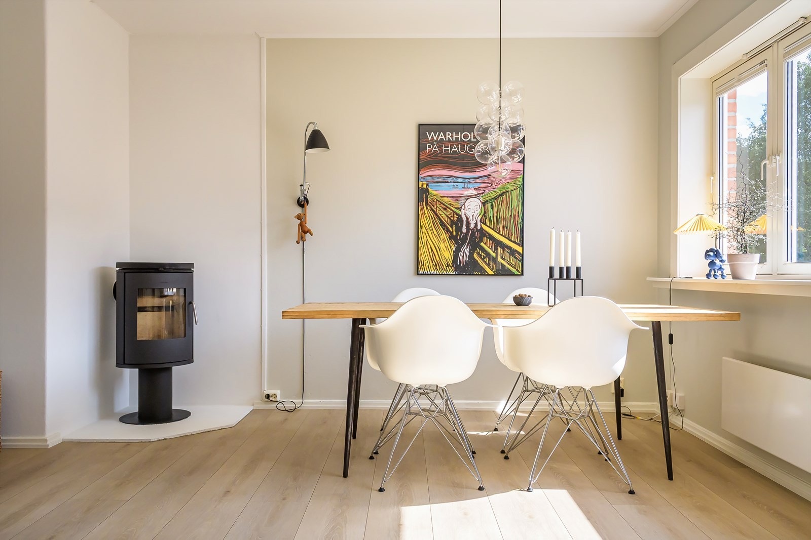 Det er god plass til å samle venner og familie rundt spisebordet Galleribilde