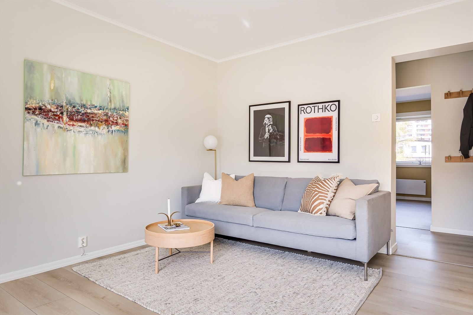 Hele leiligheten er malt i en innbydende og harmonisk fargepalett Galleribilde