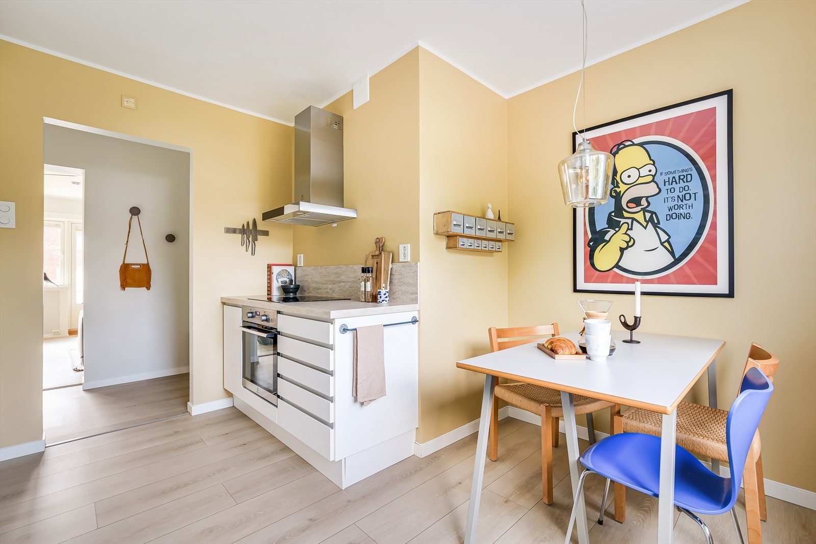 Rommet er malt i en lun farge, og i 2023 ble det lagt nytt laminatgulv Galleribilde