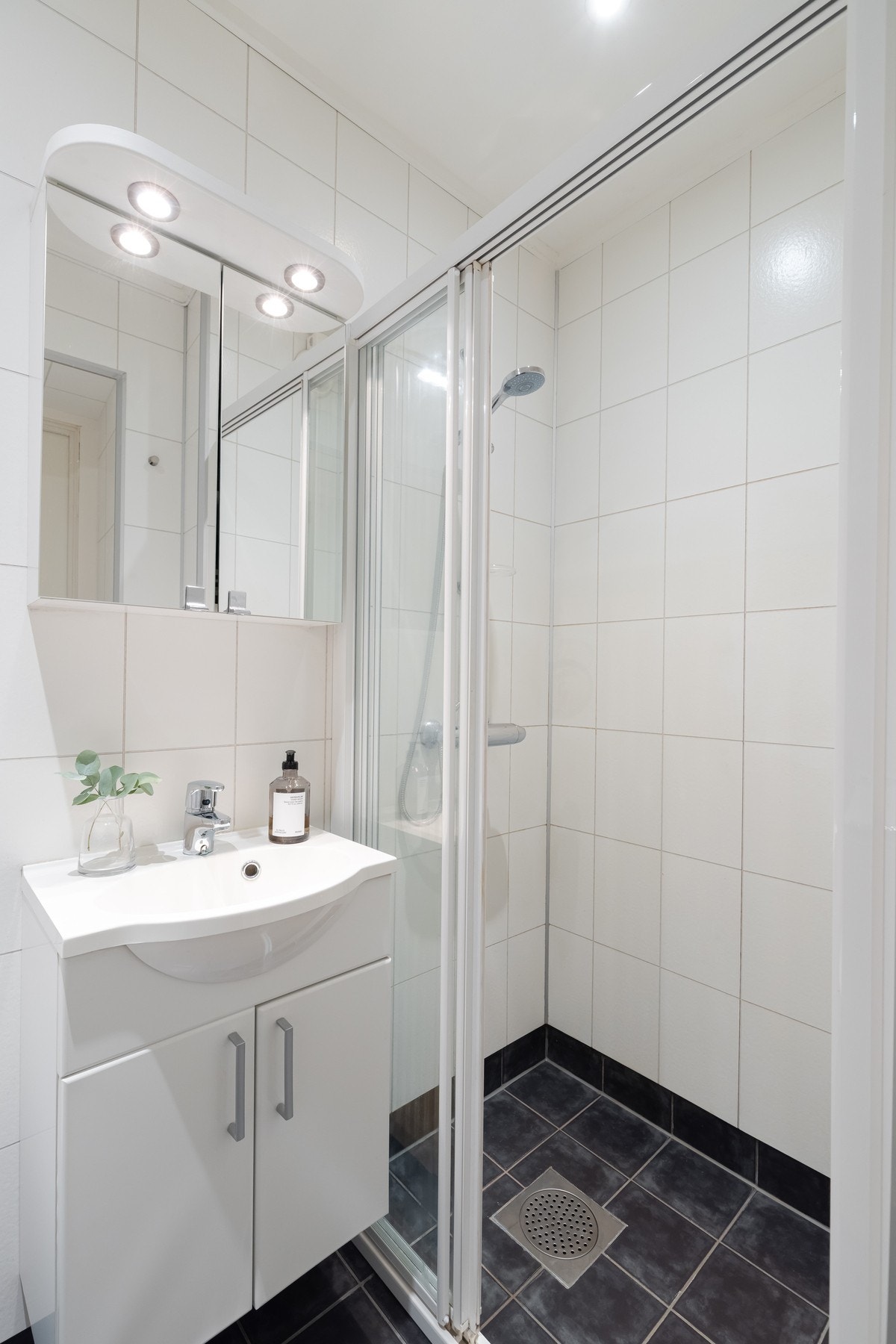 Leilighetens baderom har veggplater og flislagt gulv med varme. Galleribilde