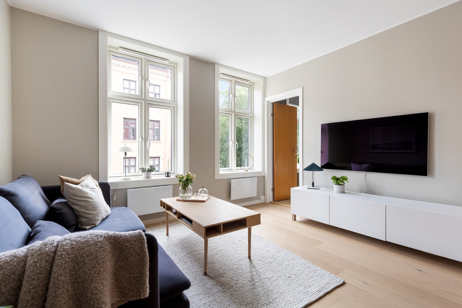 Utformingen byr på god plass til sofagruppe, salongbord og mediemøblement. Galleribilde