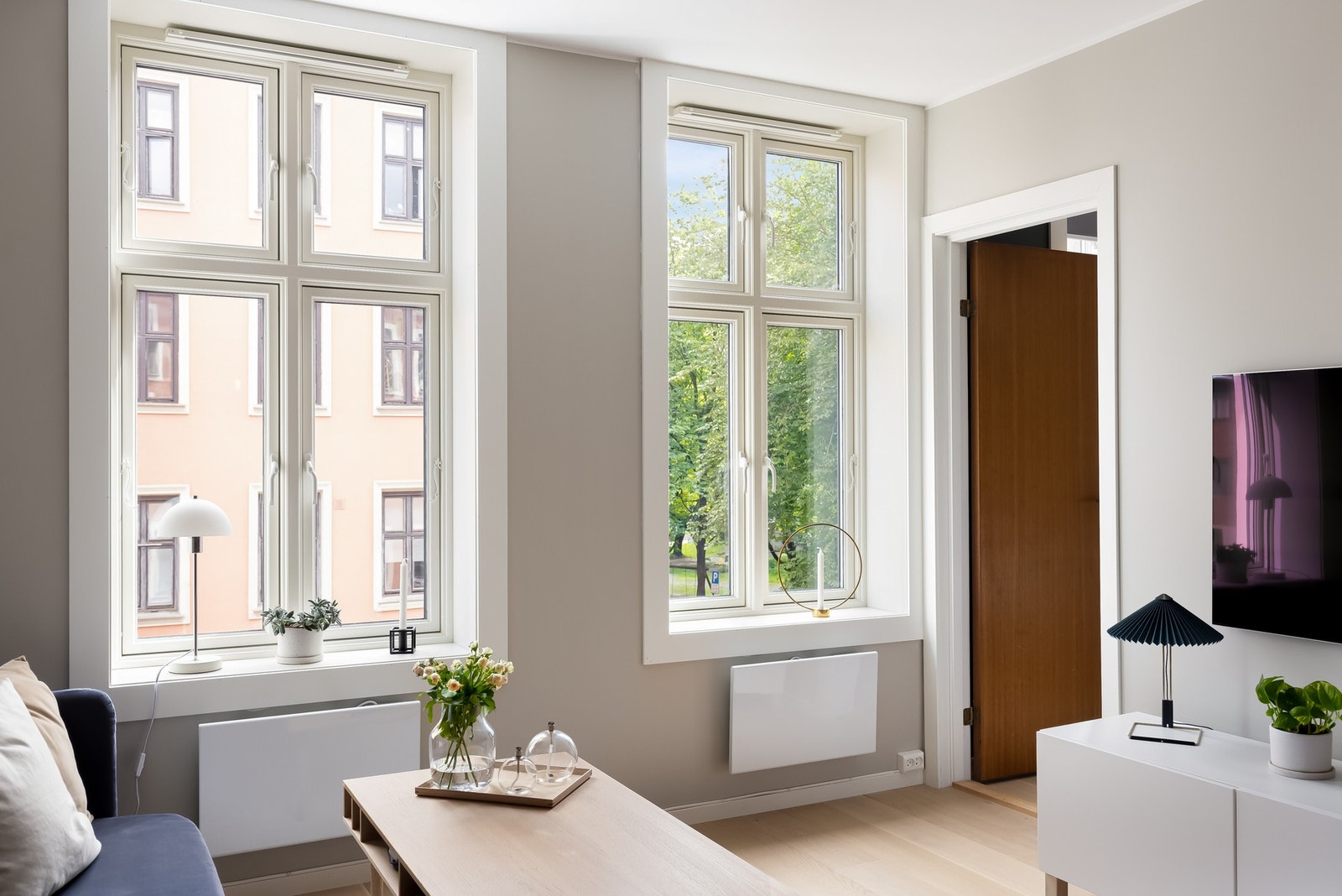 Leiligheten har store vindusflater og oppleves lys og luftig. Galleribilde