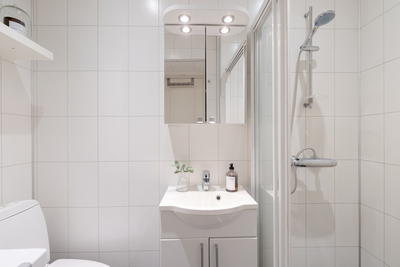 Badet er overflateoppusset i 2006 og har malt himlingsflate med downlights. Galleribilde