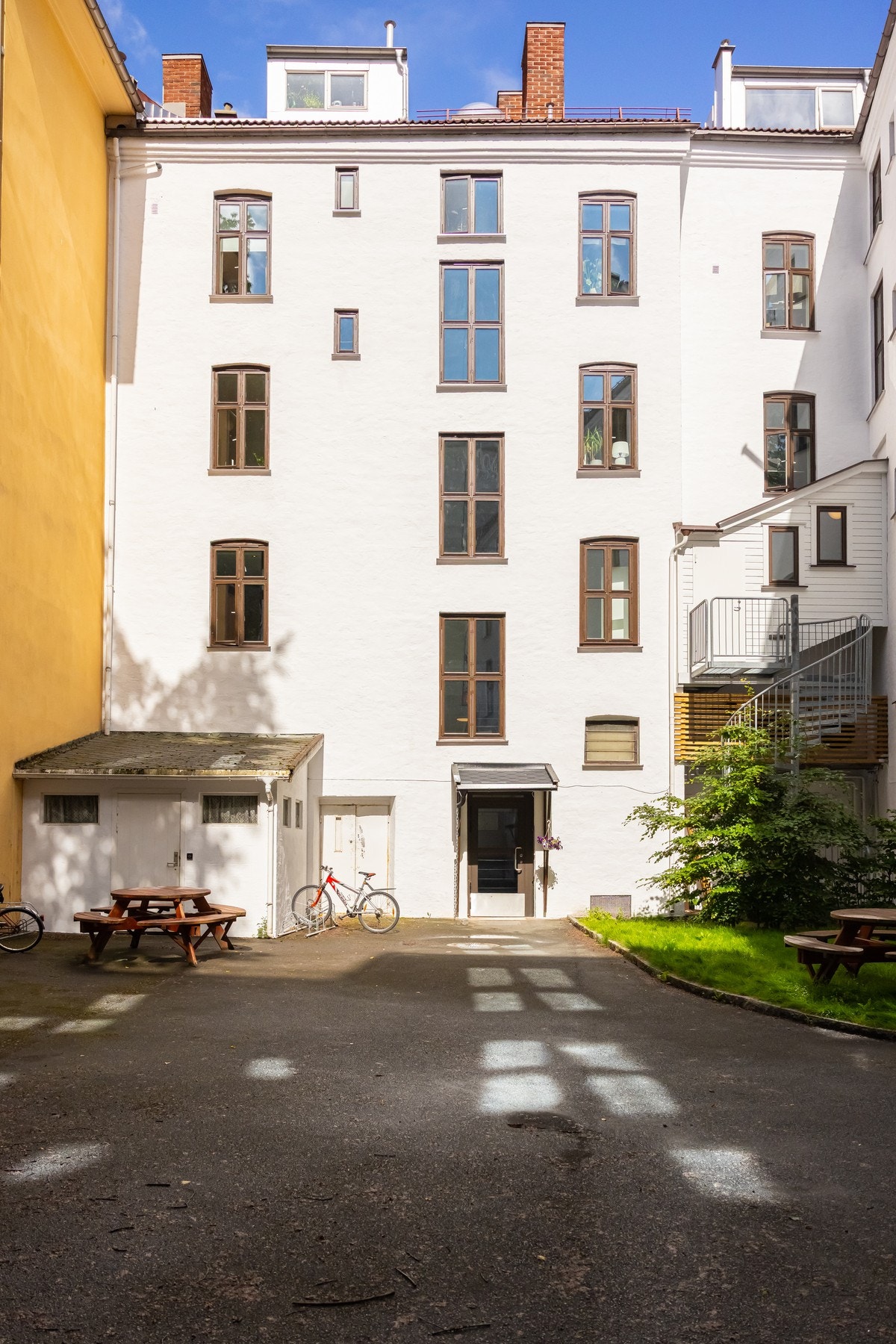 Inngangsparti i bakgården. Galleribilde