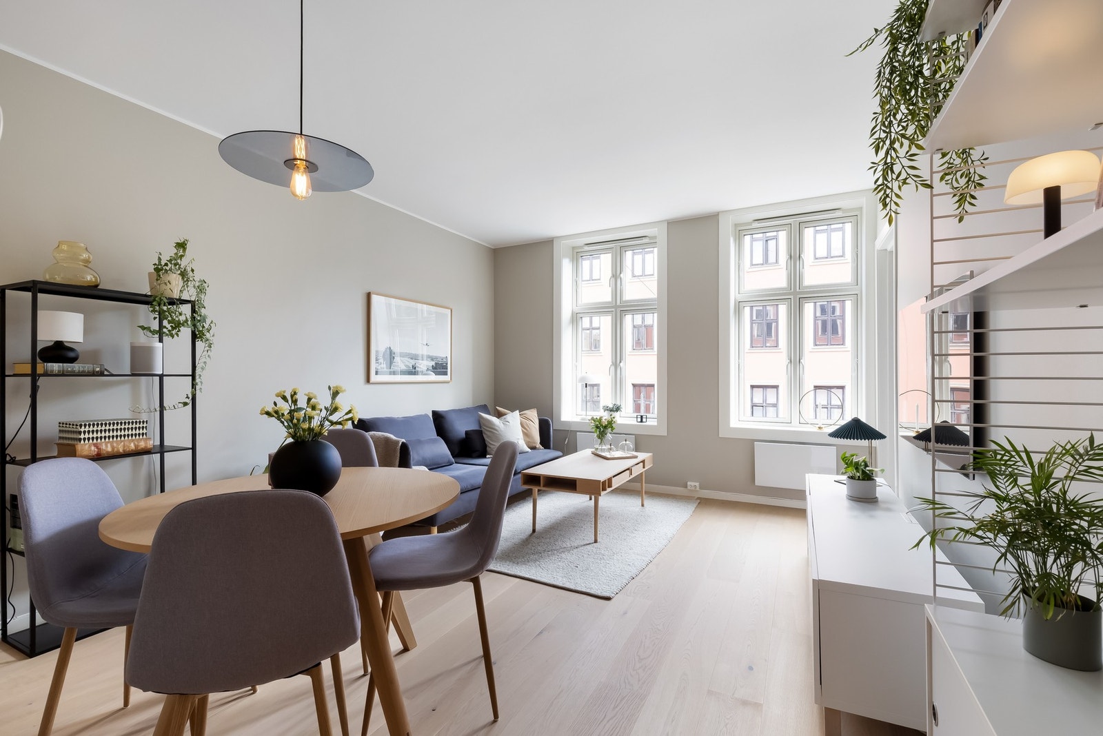 Kristine Hauan Berg ved Eie Løren ønsker velkommen til Dælenenggata 38B! Galleribilde