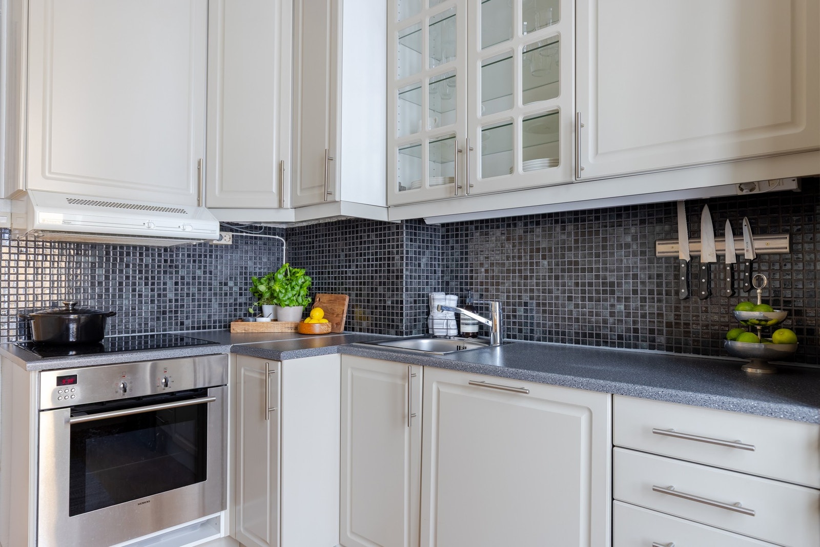 Det er integrert komfyr med keramisk platetopp og oppvaskmaskin og frittstående kjøleskap med frysedel, disse medfølger ved salg. Galleribilde