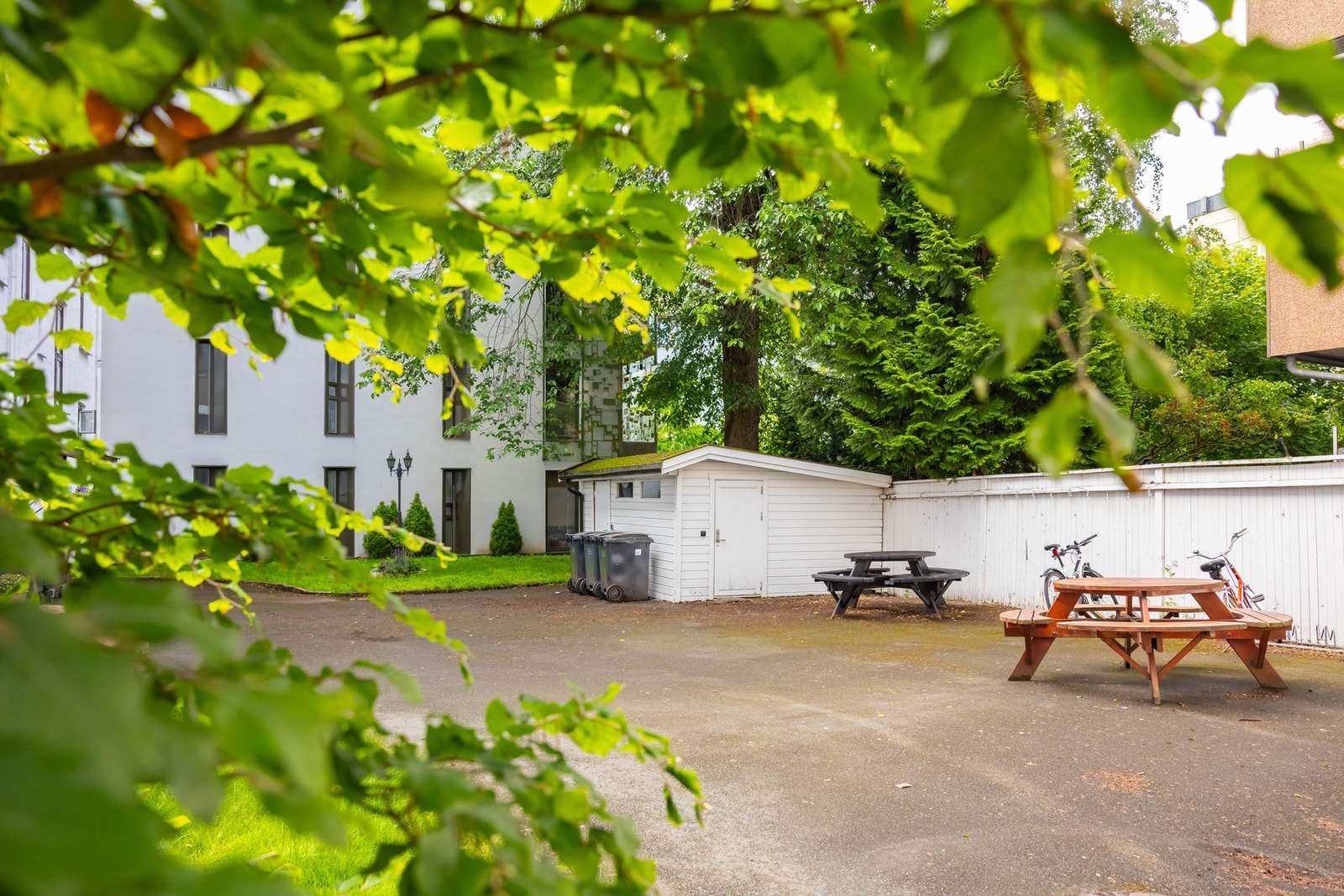 Pent opparbeidet bakgård med sittegrupper. Galleribilde