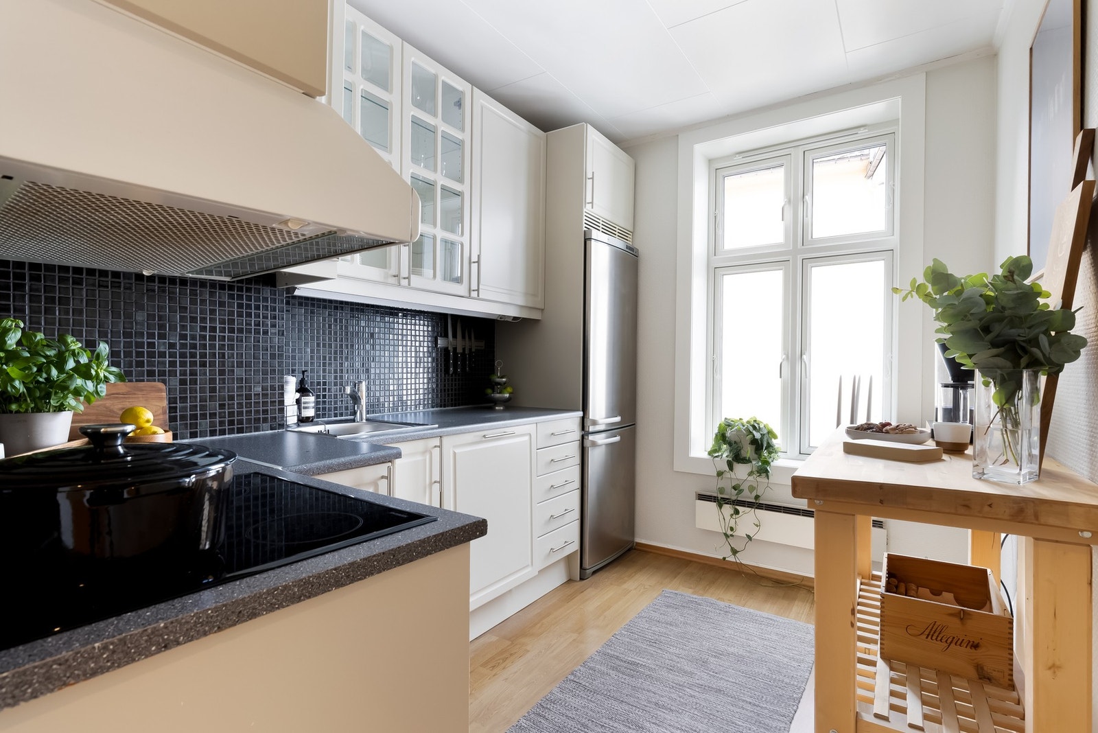 Kjøkkenet er separat og plassert i motsatt ende av stuen, så her kan du trekke deg tilbake for å lage dagens måltider i fred og ro. Galleribilde