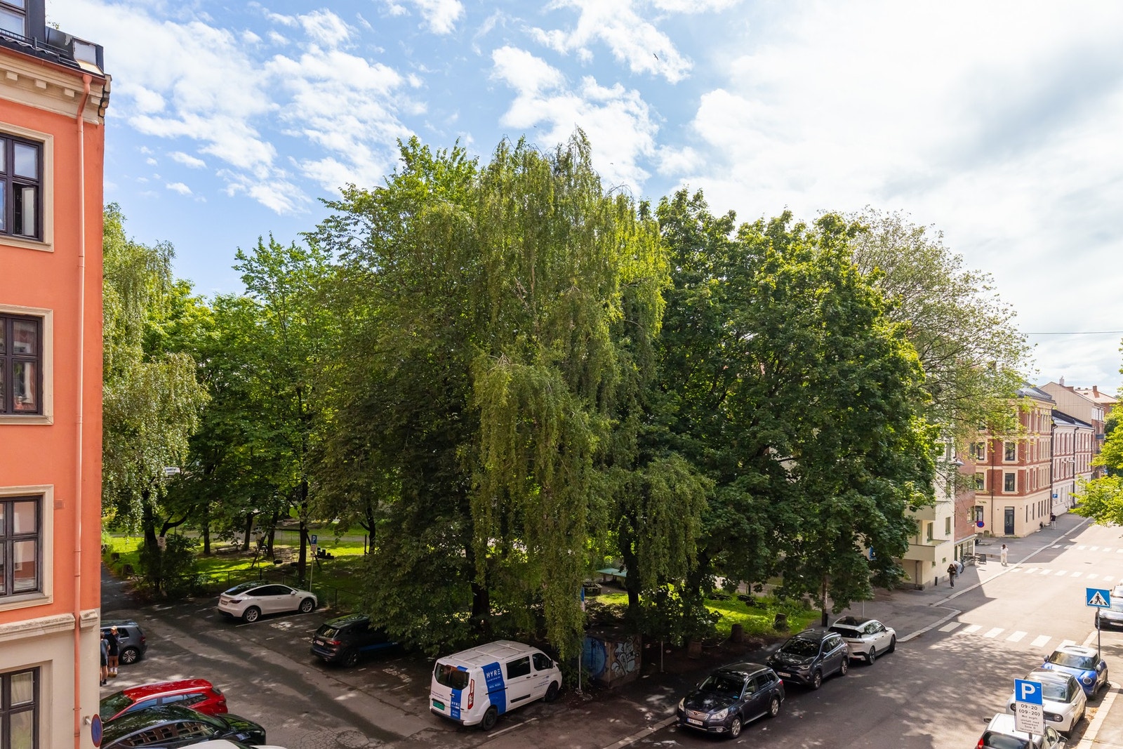 Flott utsyn mot grøntareal fra stuevinduene samt soveromsvindu. Galleribilde