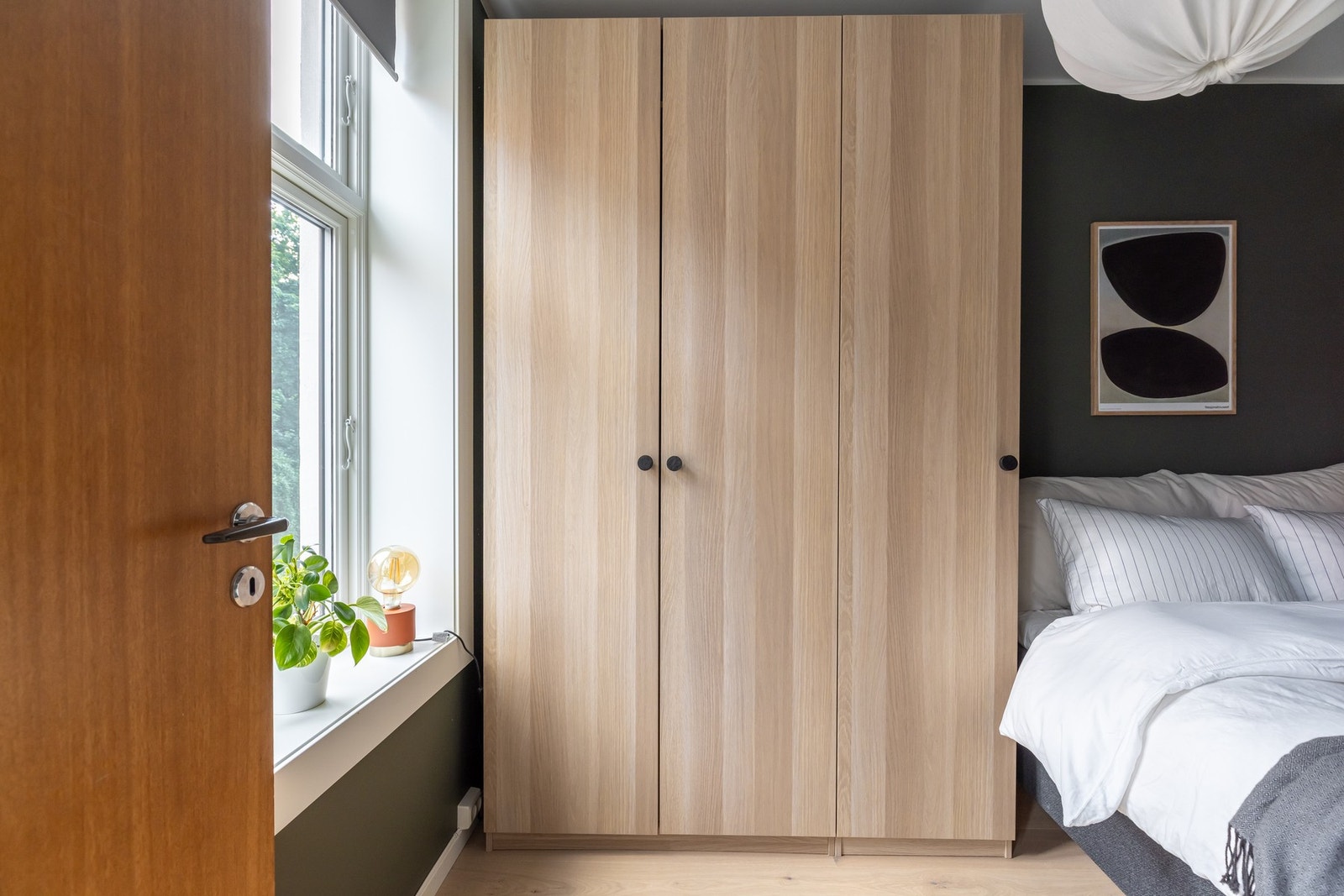 Her er det god plass til dobbeltseng og garderobeskap. Garderobeløsningen medfølger ved salg. Galleribilde