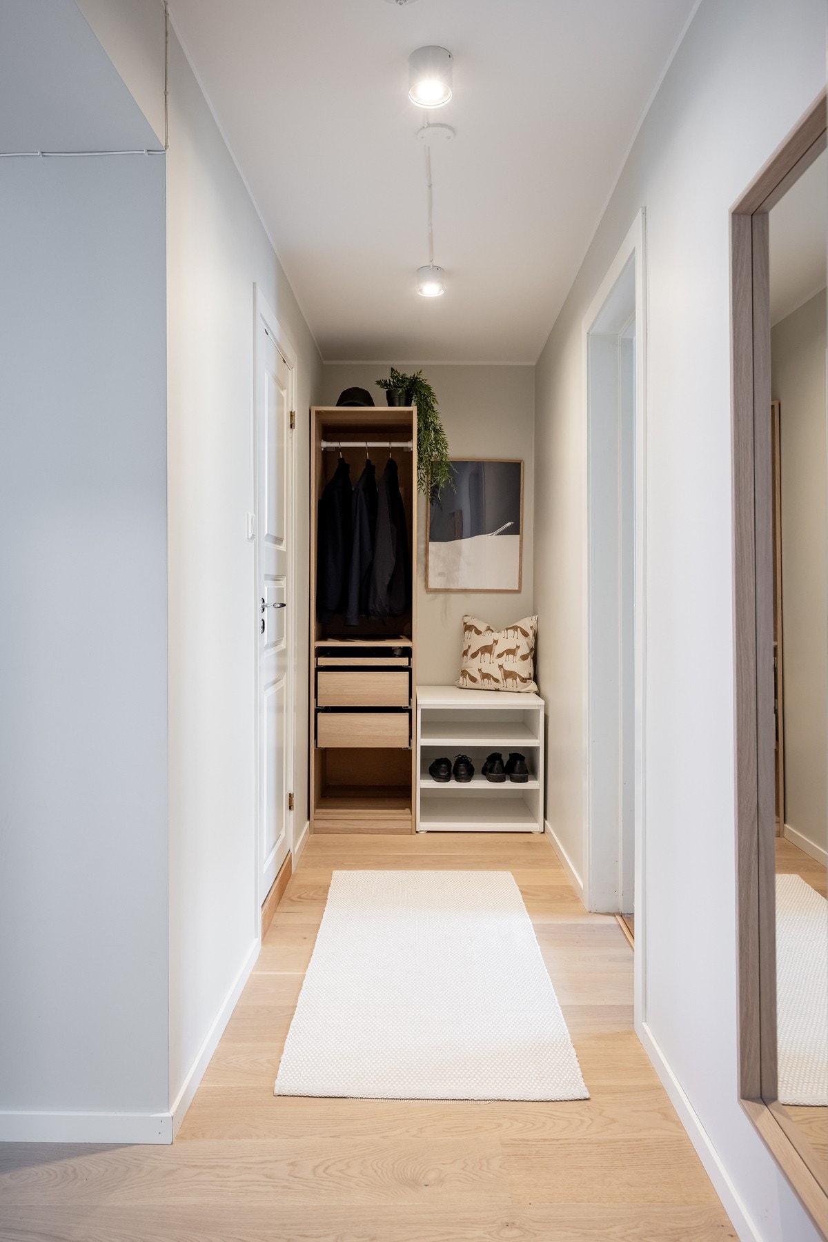 Dette er en innbydende entré med én-stavs parkett på gulv. Galleribilde