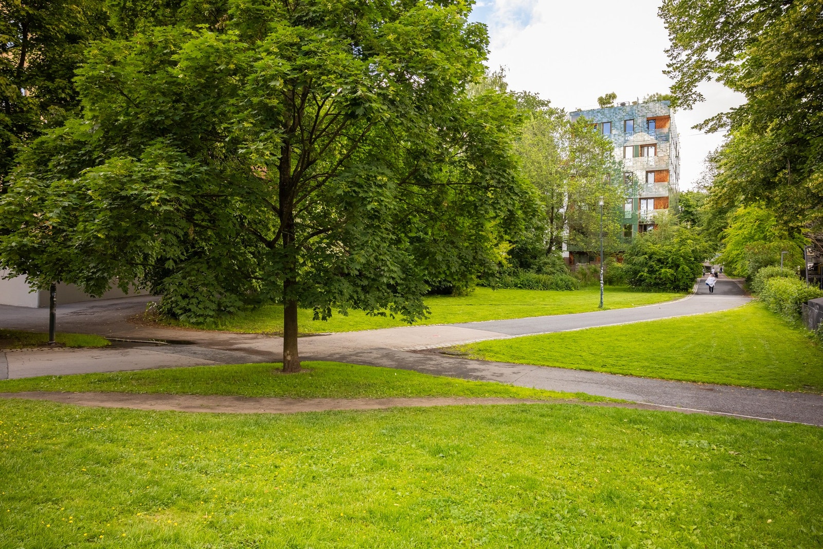 Rett utenfor døren er det yrende byliv, kaféer, restauranter og grønne parker Galleribilde