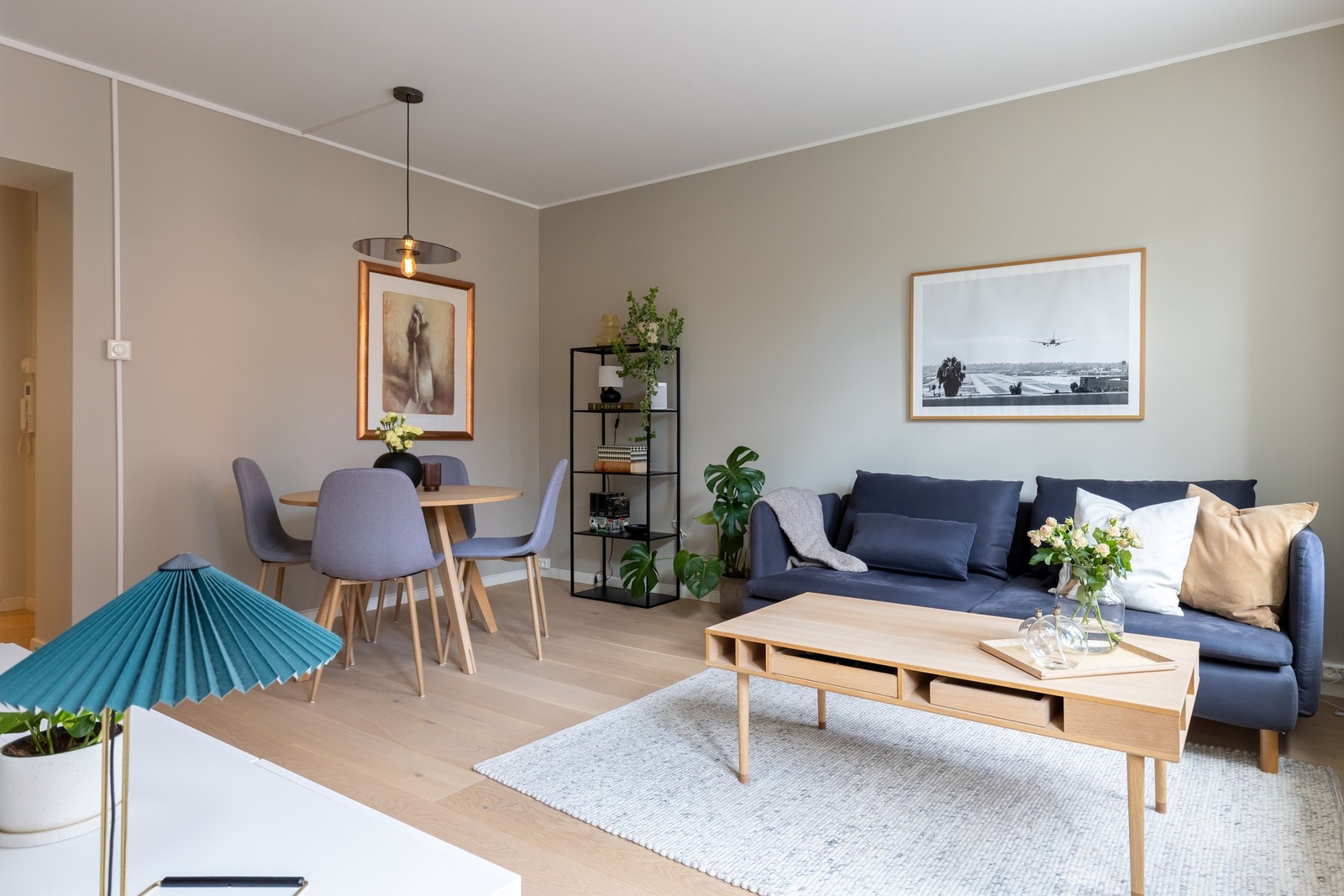 Rommet er holdt i moderne fargevalg og har én-stavs parkett på gulv. Galleribilde