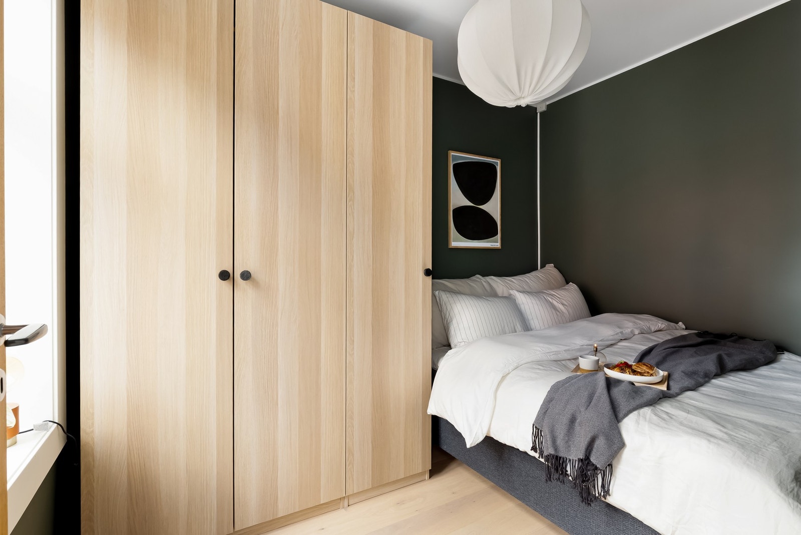 Med adkomst fra stuen finner du boligens soverom. Soverommet er malt i en moderne farge og har også én-stavs parkett på gulv. Galleribilde