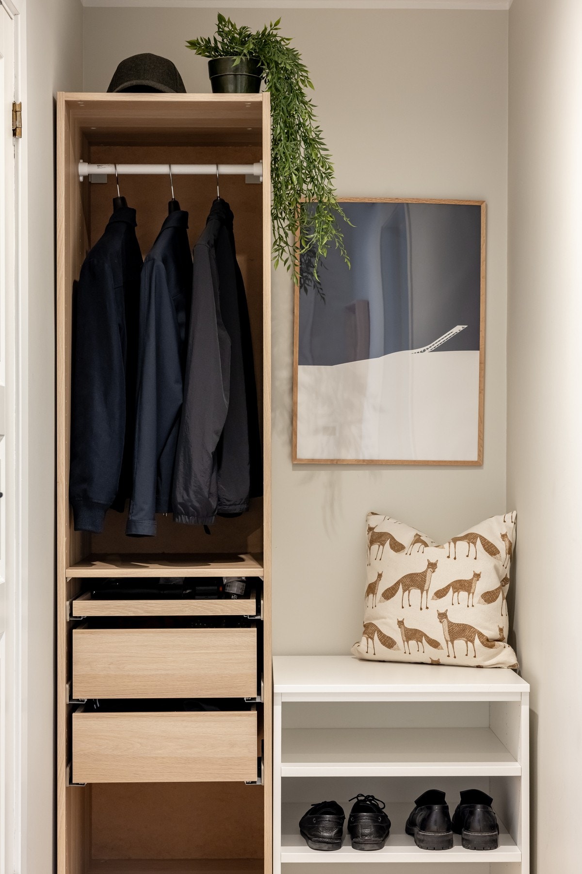 I entreen er det en praktisk og stilfull garderobeløsning som gir godt med oppbevaringsplass. Galleribilde