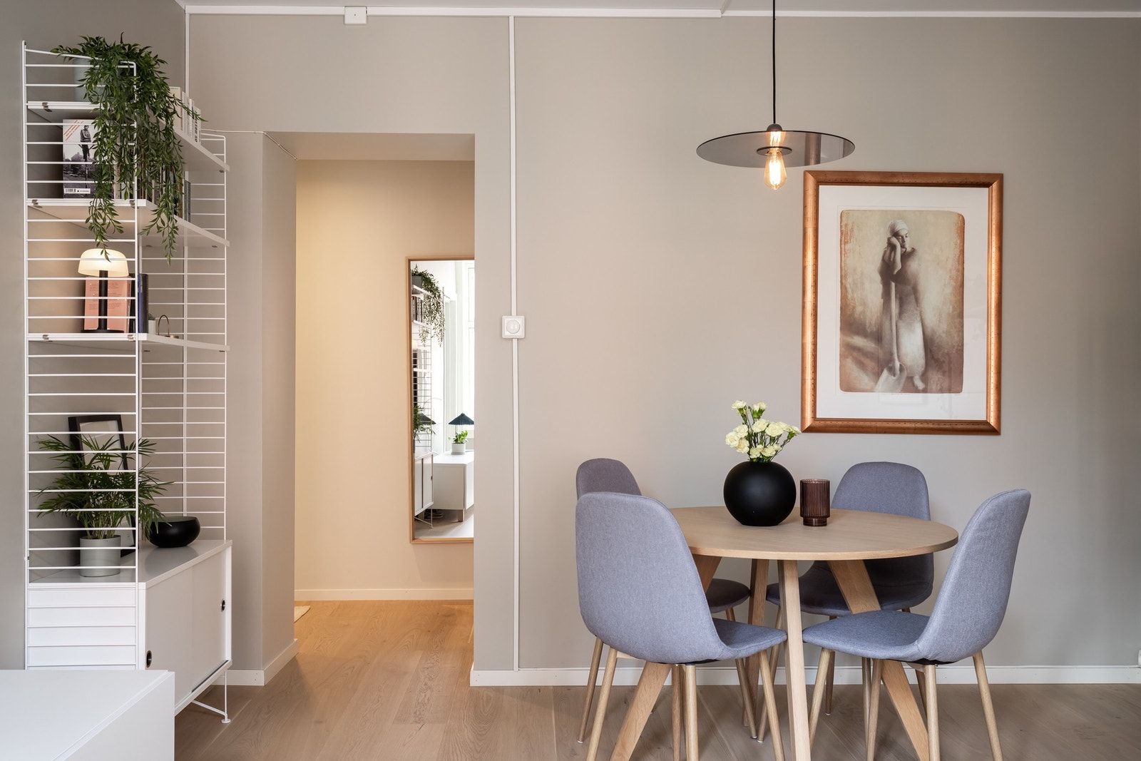 Det er også god plass til spisebordsgruppe hvor du kan invitere venner og familie til hyggelige sammenkomster. Galleribilde