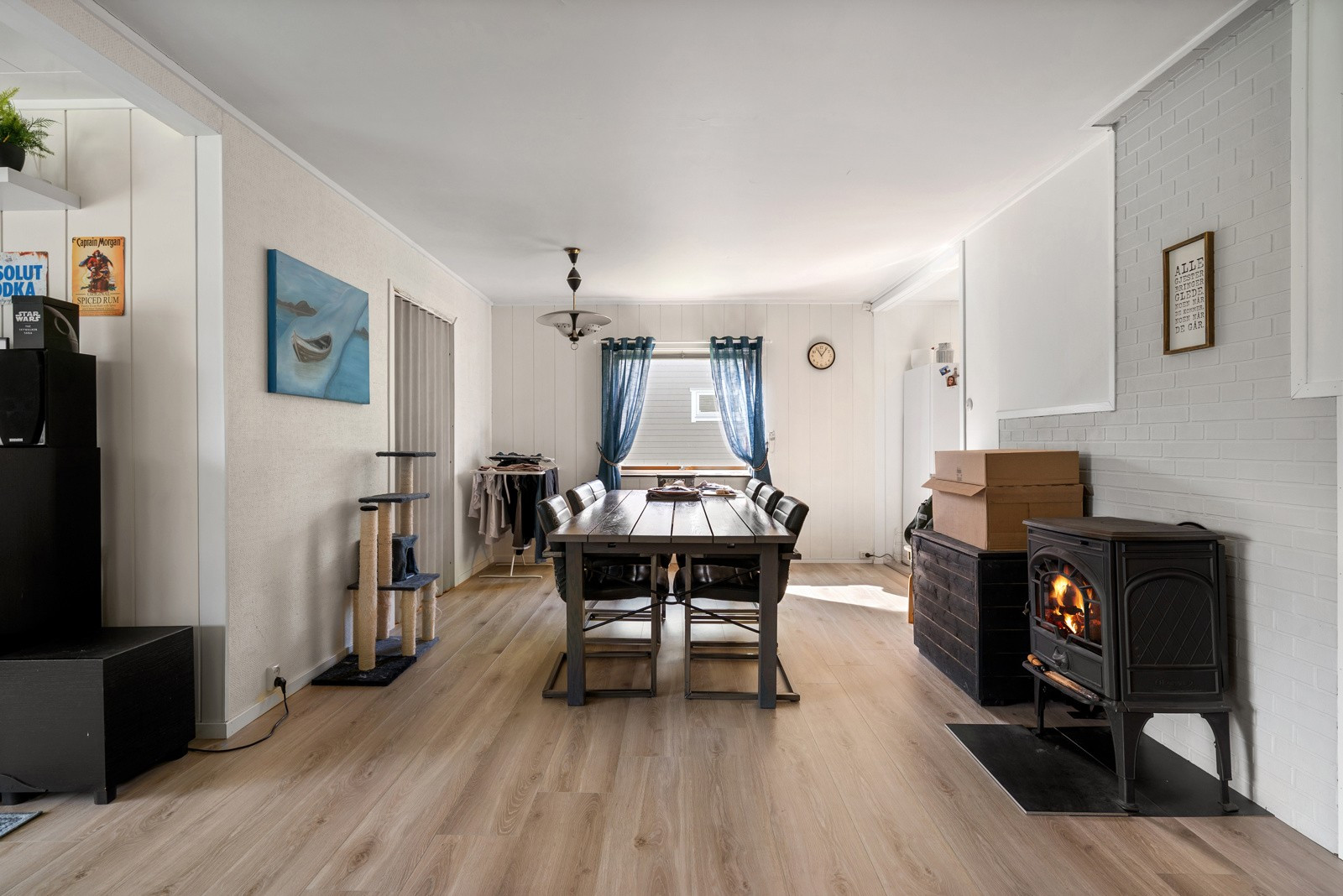 Trivelig spisestue med vedovn som inviterer til hygge.