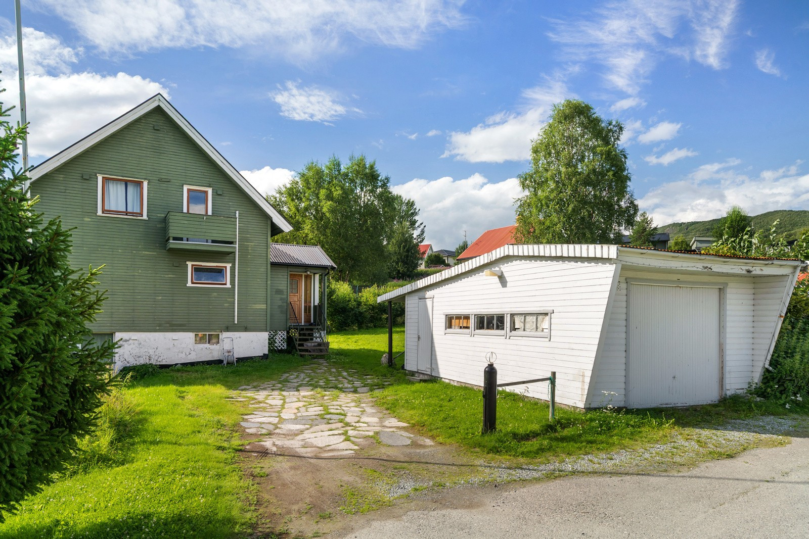 Innholdsrik enebolig over 3 plan med garasje og hage - Masse potensiale!