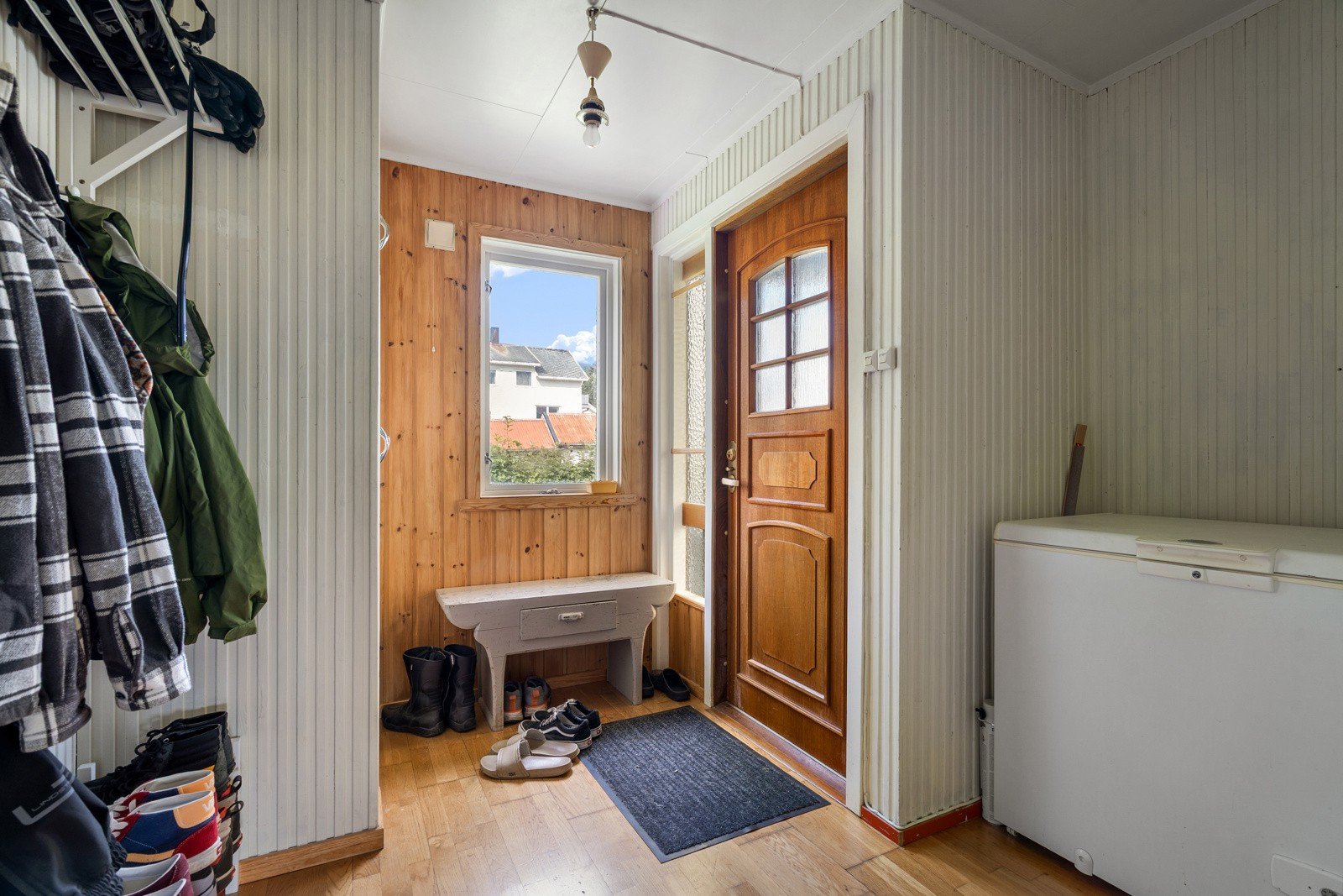 Inngangsparti med god plass til oppheng av klær.