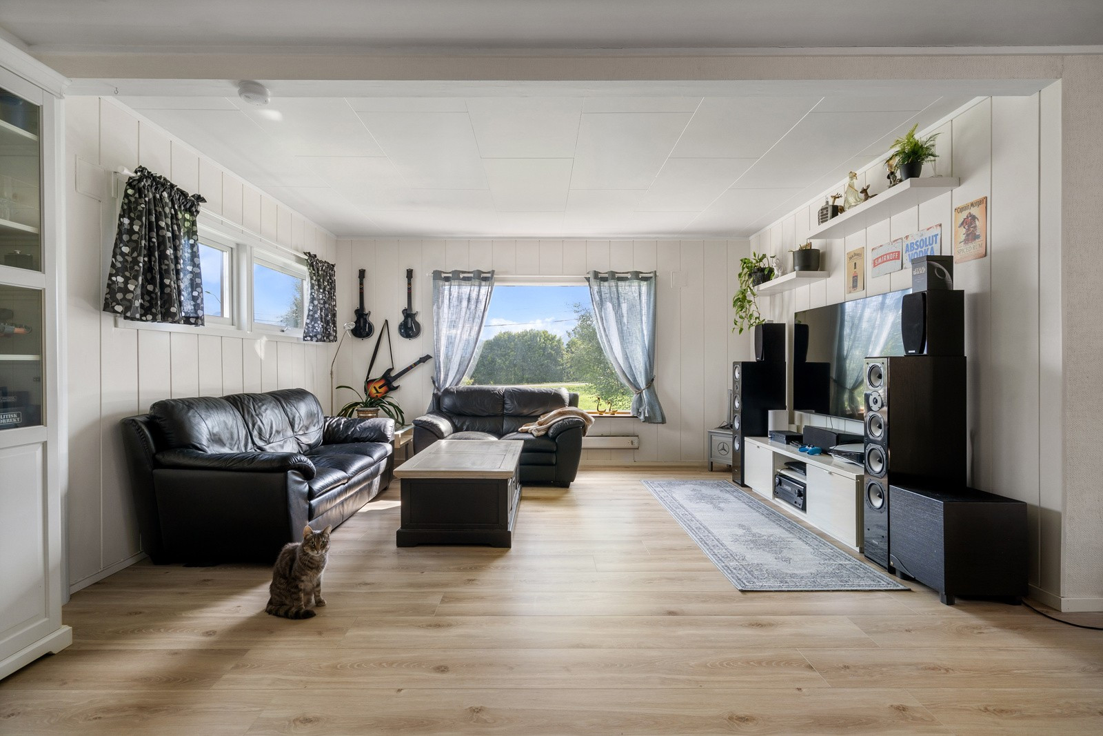 Velkommen inn i den åpne og lyse stua.