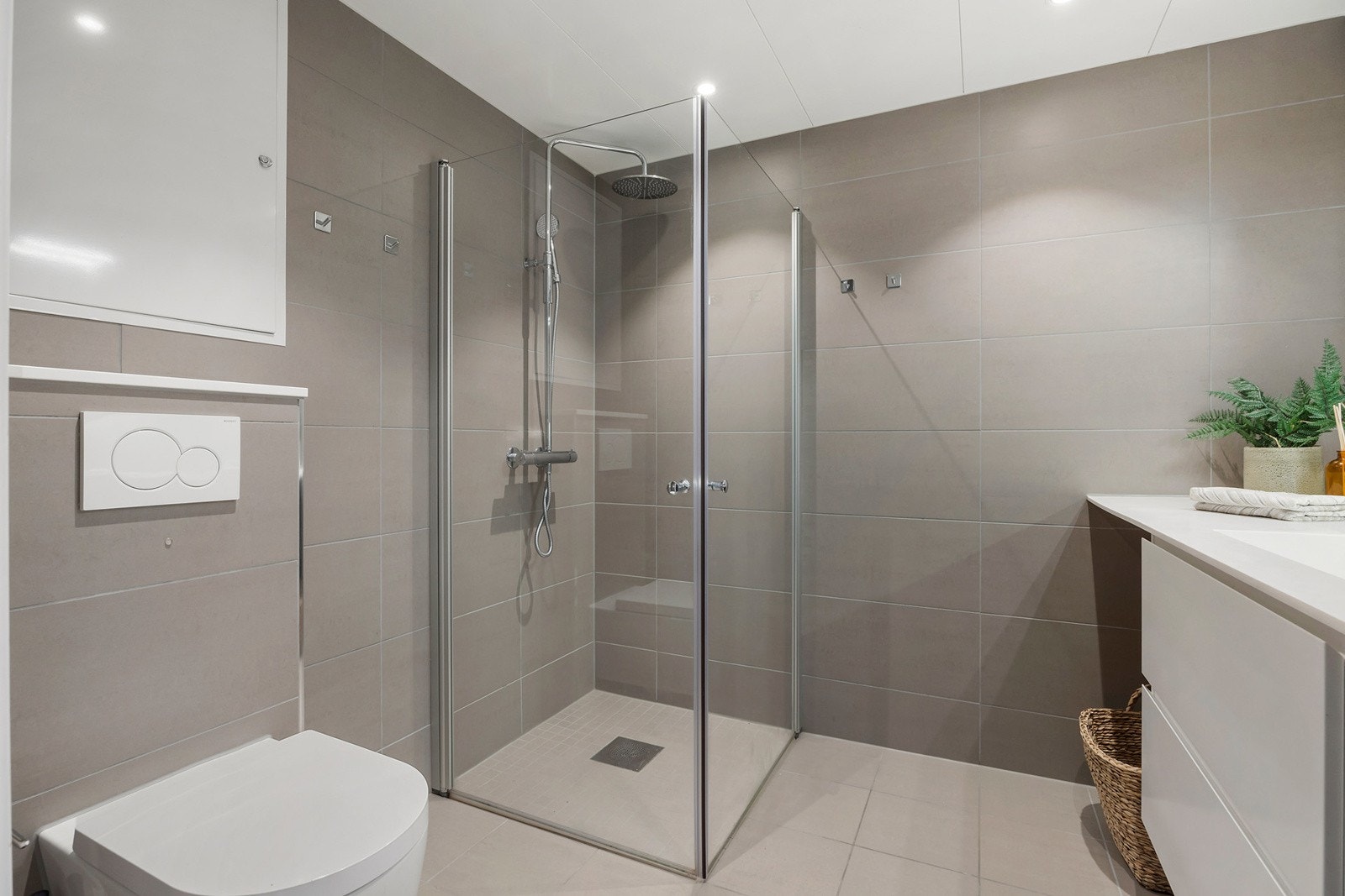 Delikat flislagt baderom Galleribilde