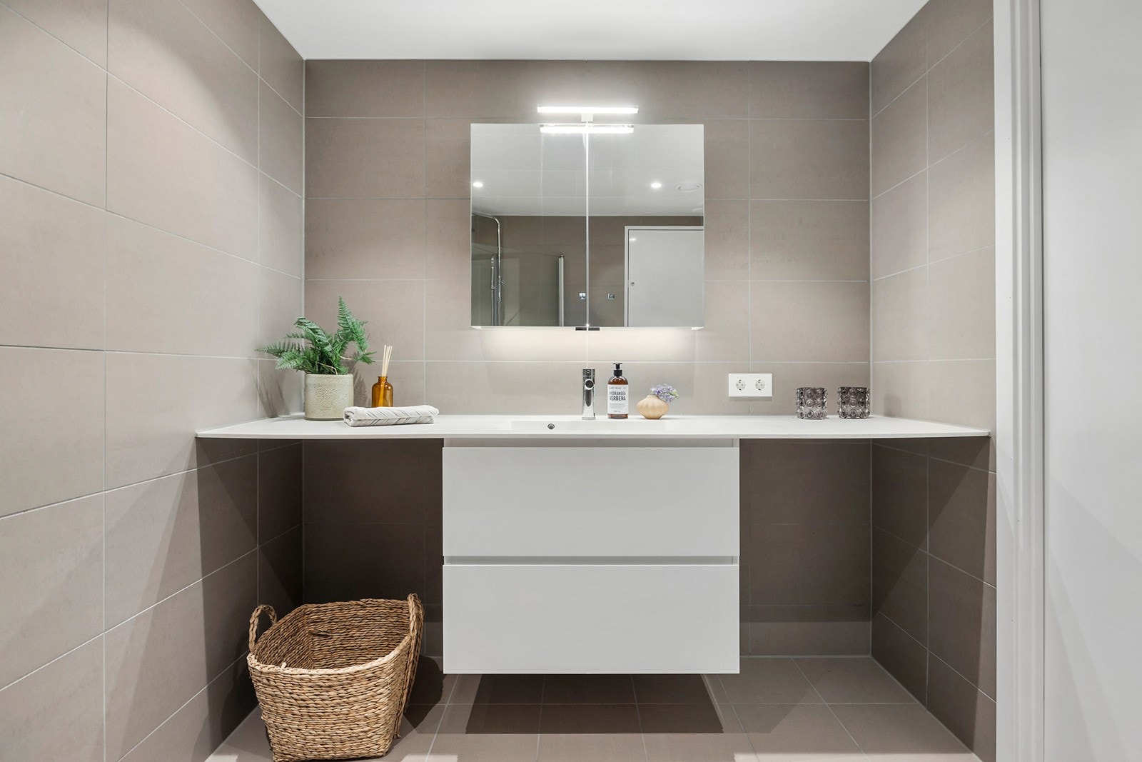 Badet har vaeme i gulv, downlights i tak og opplegg til vaskemaskin Galleribilde