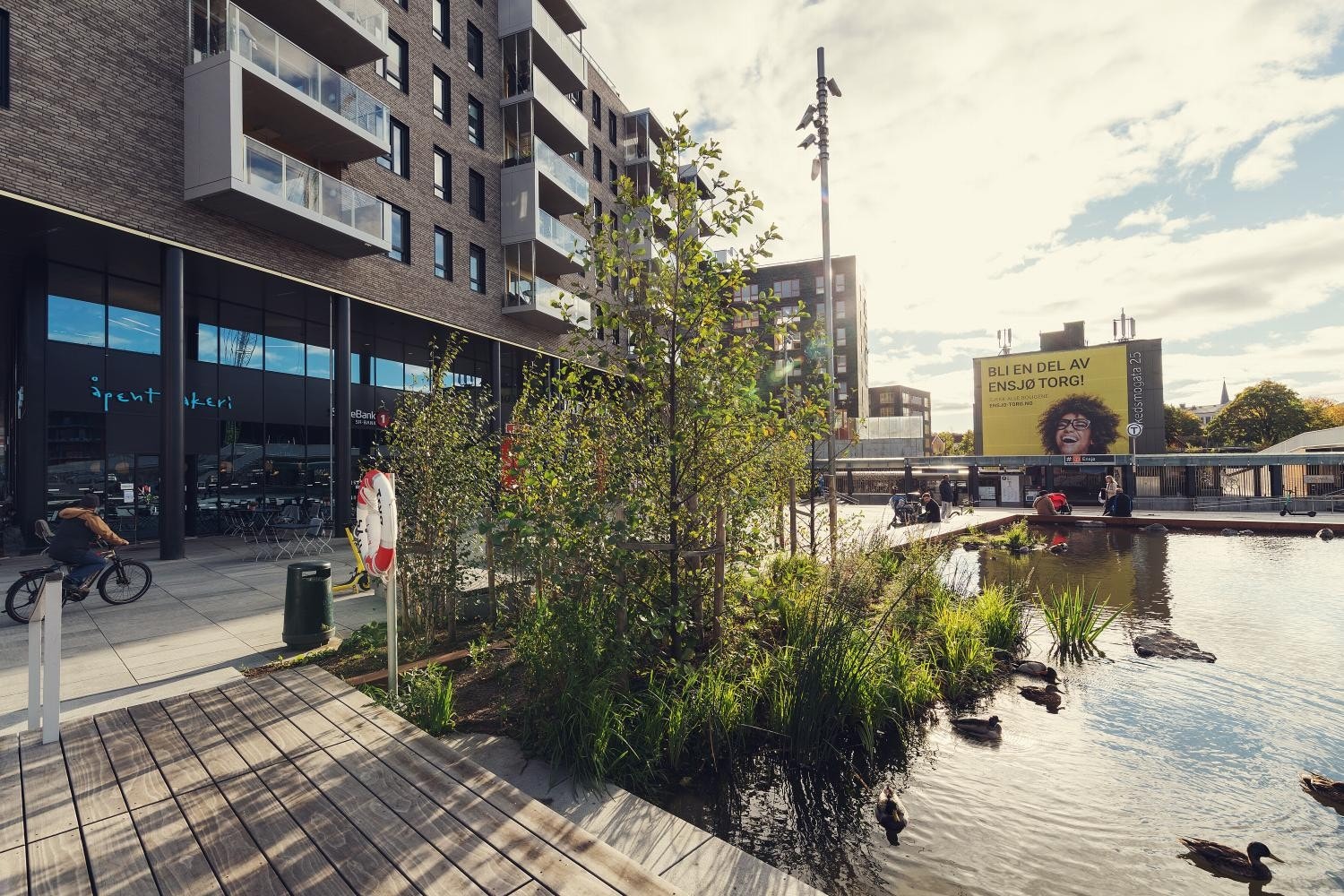 Ensjø torg med t-bane og flere servicetilbud Galleribilde