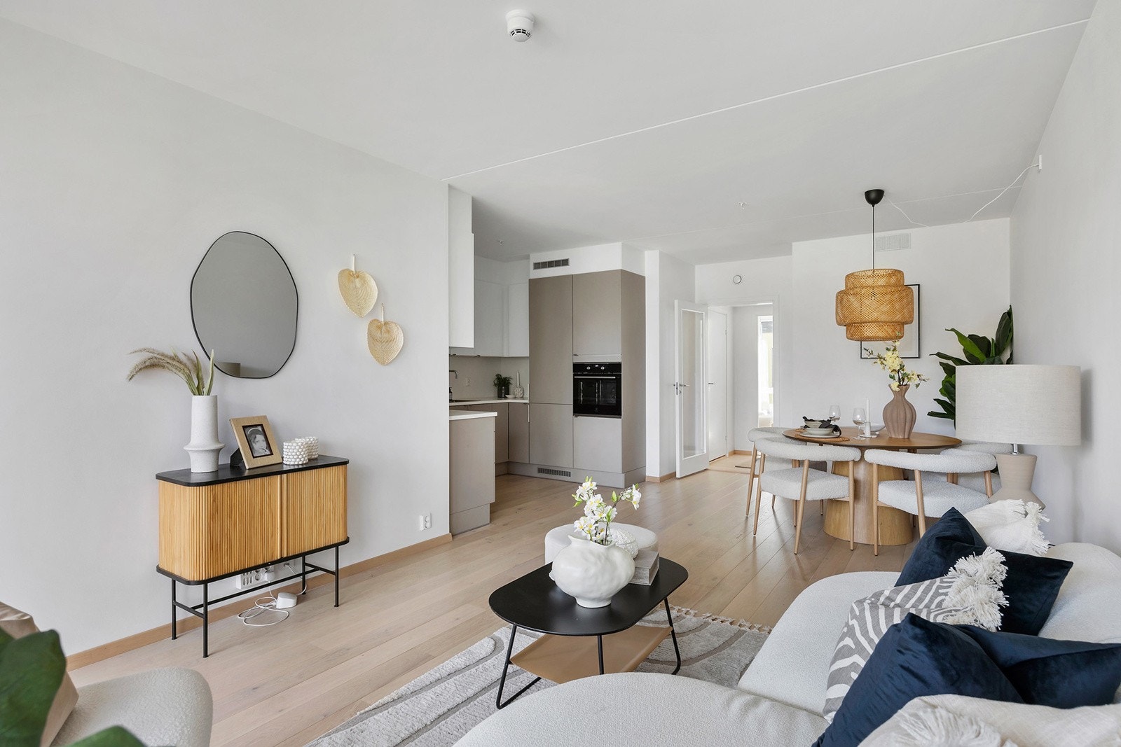 Fin plass til både sofa og spisebord Galleribilde