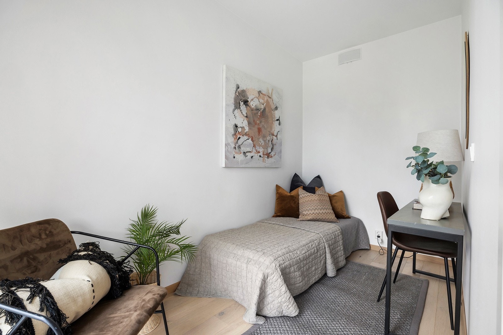 Soverom 2 er et fint rom som egner seg ypperlig som barnerom, kontor eller gjesterom Galleribilde