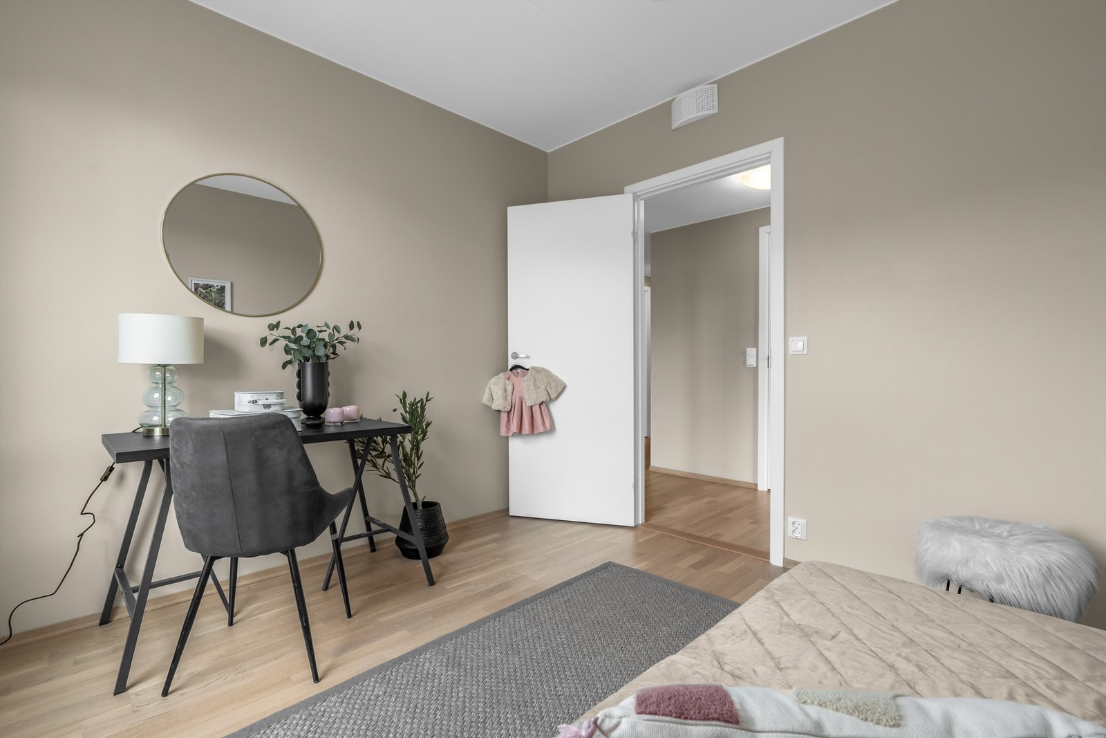 Soverom 3 er også romslig. Det er plass til dobbeltseng og garderobeskap Galleribilde