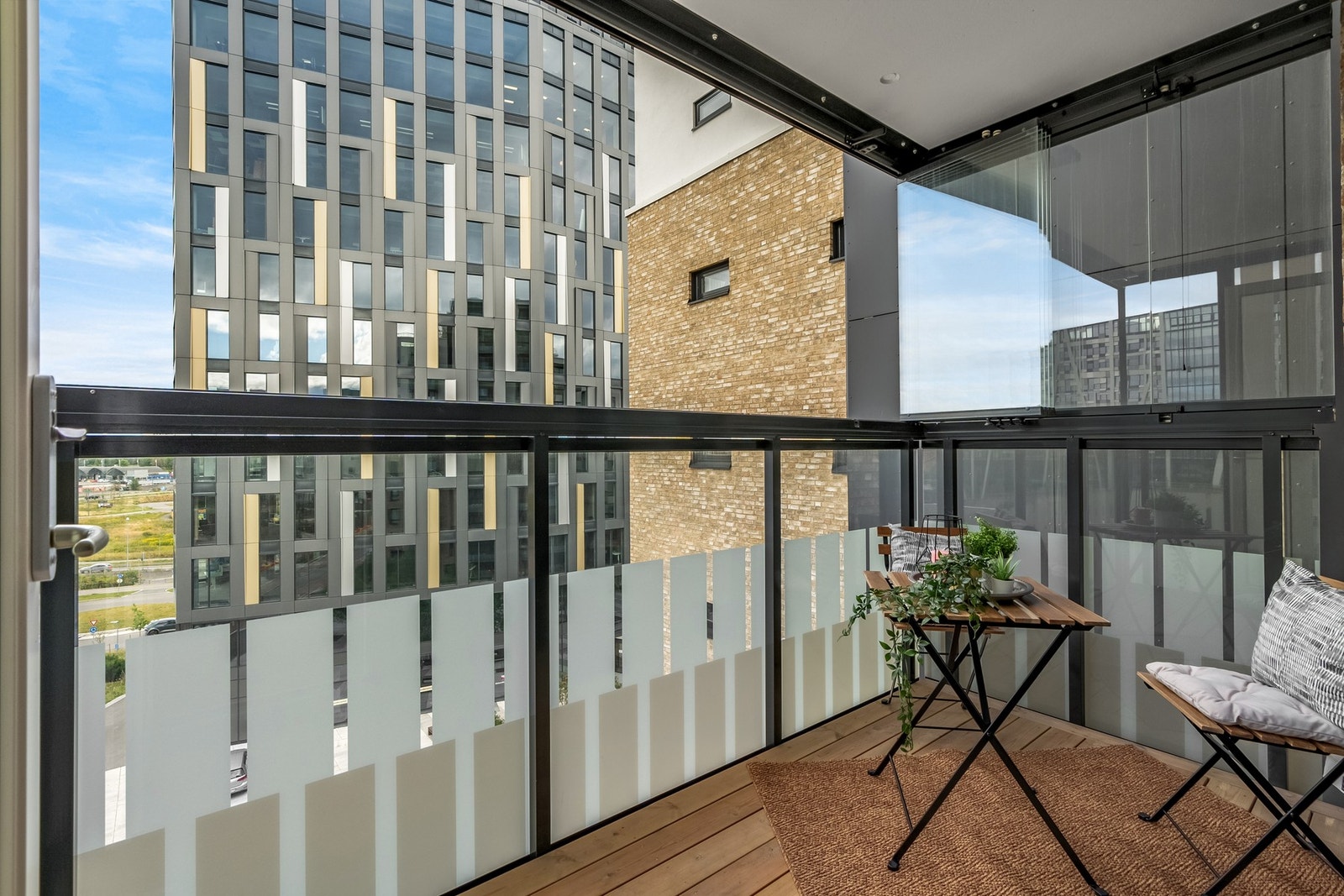 Terrassebord lagt over betonggulvet som gir et mye penere utrykk Galleribilde