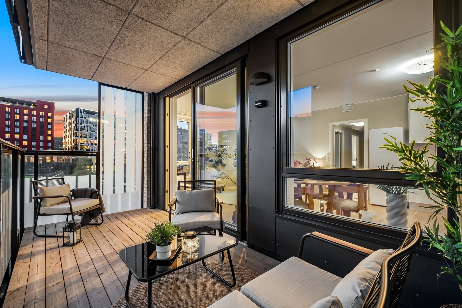 Hovedbalkongen er overbygd og 10m² stor noe som gir rikelig med møbleringsplass Galleribilde