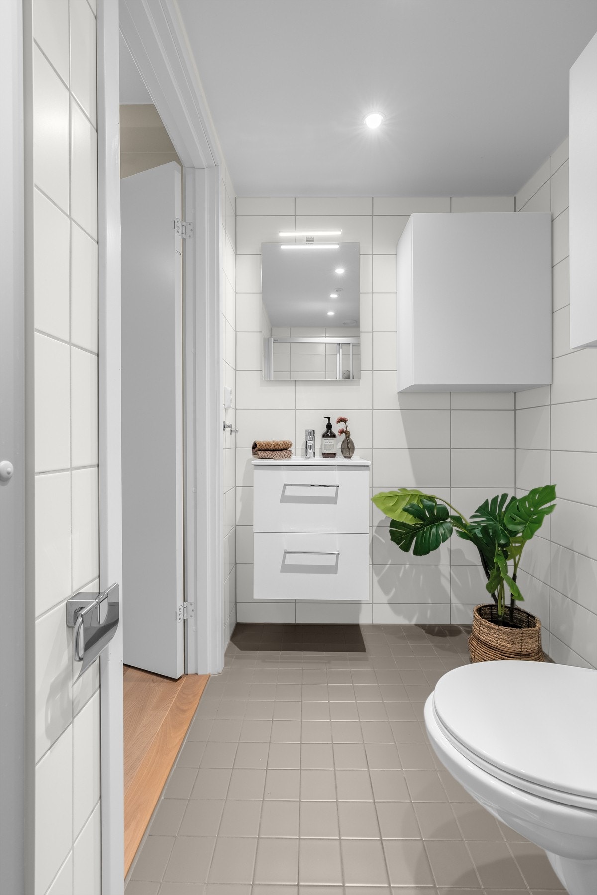 Rommet har et pent flislagt bad med gulvvarrme, downlights samt opplegg for vaskemaskin Galleribilde