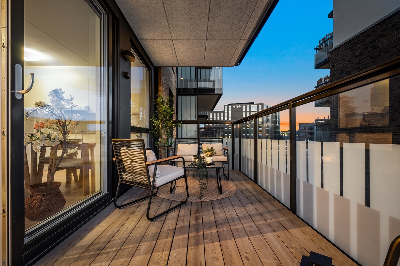 Stikkontakt montert på yttervegg til varmelampe/grill.
Det er tillatt med gass og EL-grill. Galleribilde