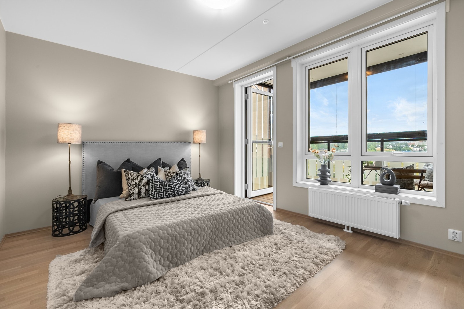 Rommet har 3-stavs parkett og glatte beigemalte veggflater Galleribilde