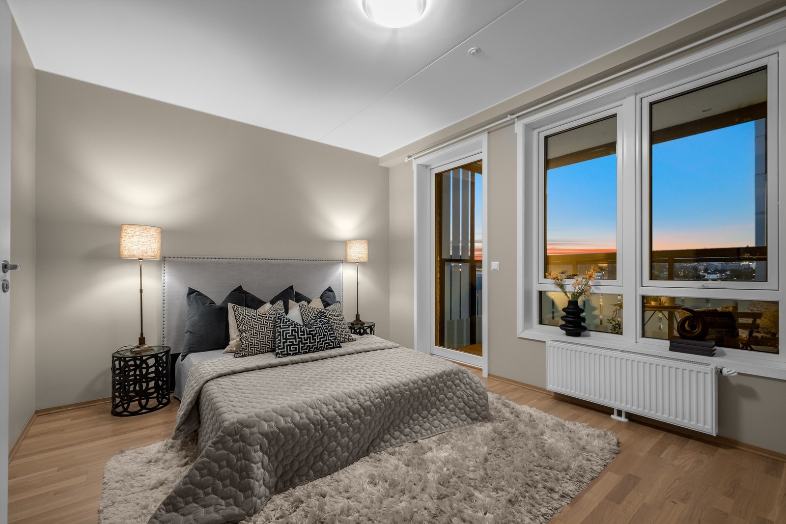 Det er rikelig med plass til møblering som dobbeltseng, nattbord og kontorpult. Galleribilde