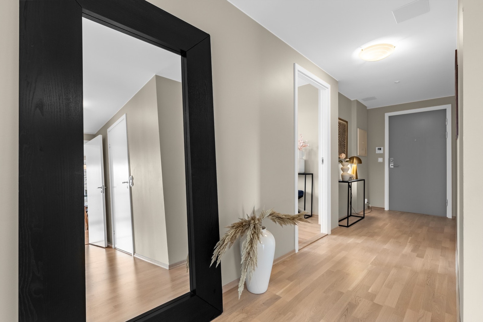 Stor og fin entré med plass til garderobeskap, kommode/ skoskap og sittebenk til av å påkledning. Galleribilde