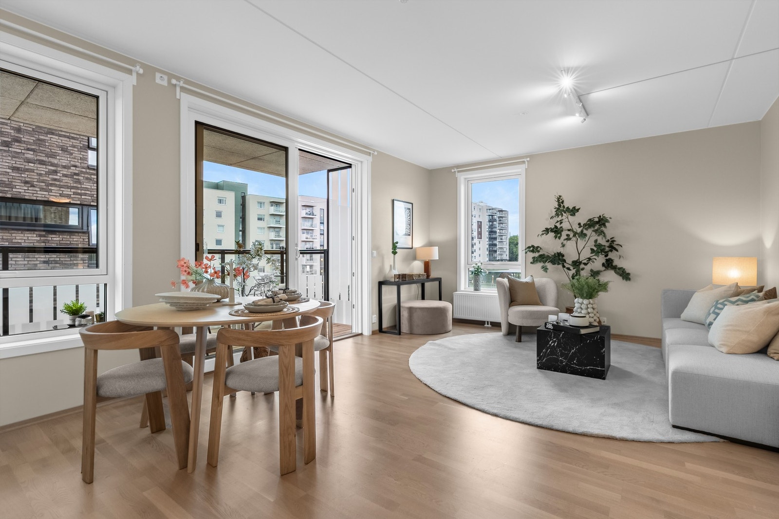 Boligen har mange gode kvaliteter som f.eks. "en-suite" soverom med egen balkong! Galleribilde