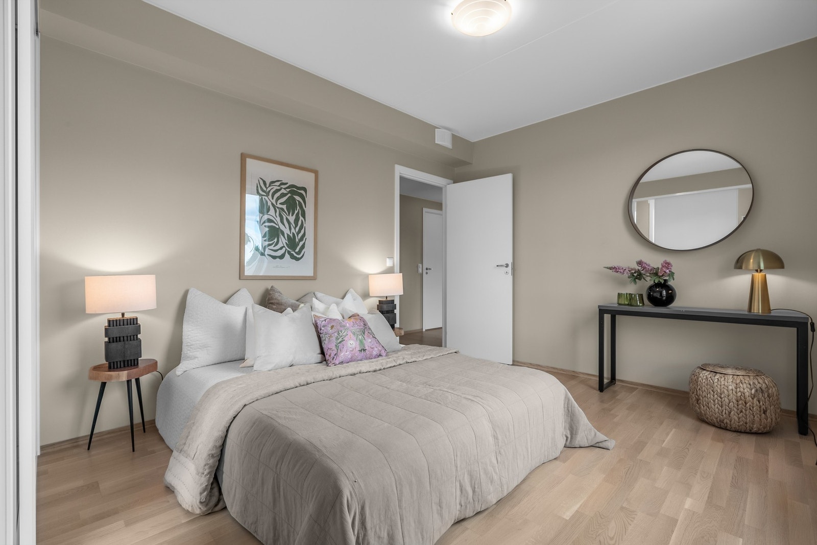 Videre til soverom 2 som også er ganske stort. Her plass til det du måtte ønske av møblement Galleribilde