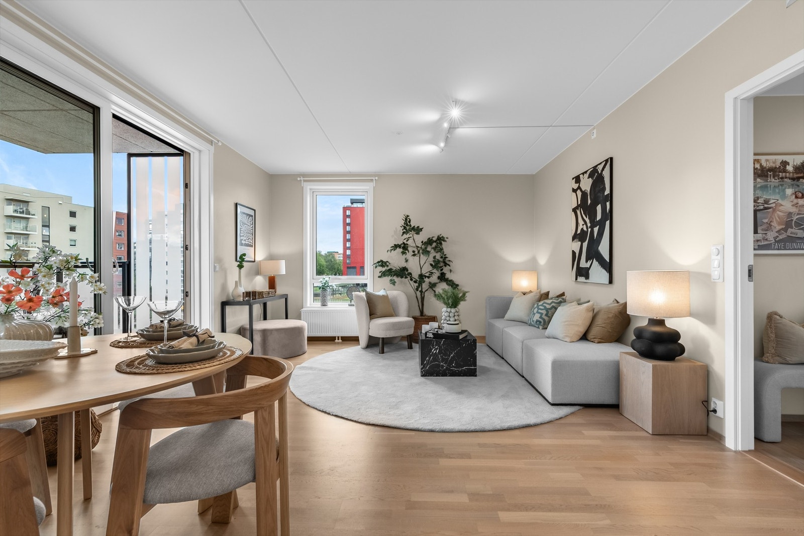 Stuen har fin utforming med TV og sofa seksjon i en ende og kjøkken og spisestue i den andre enden. Galleribilde