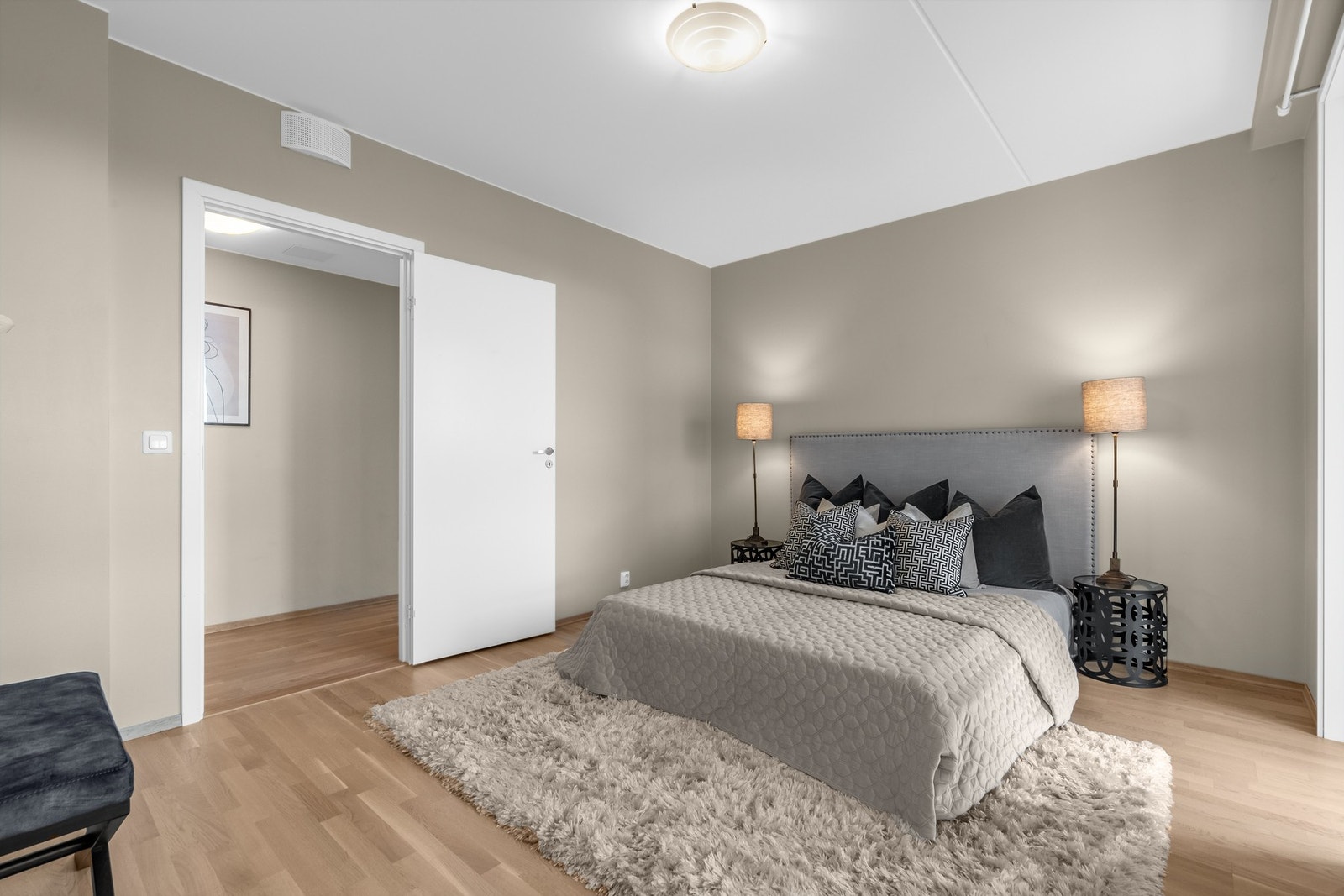 Først inn til et sjeldent "en-suite" soverom med både bad og balkong! Galleribilde