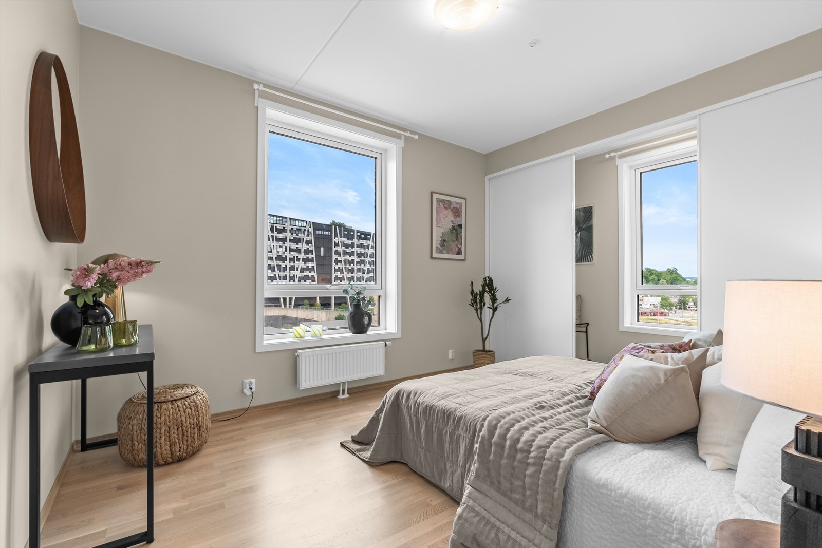 Her kan du ha kontorløsning skjult bak skyvedører i tillegg til garderobeløsning Galleribilde