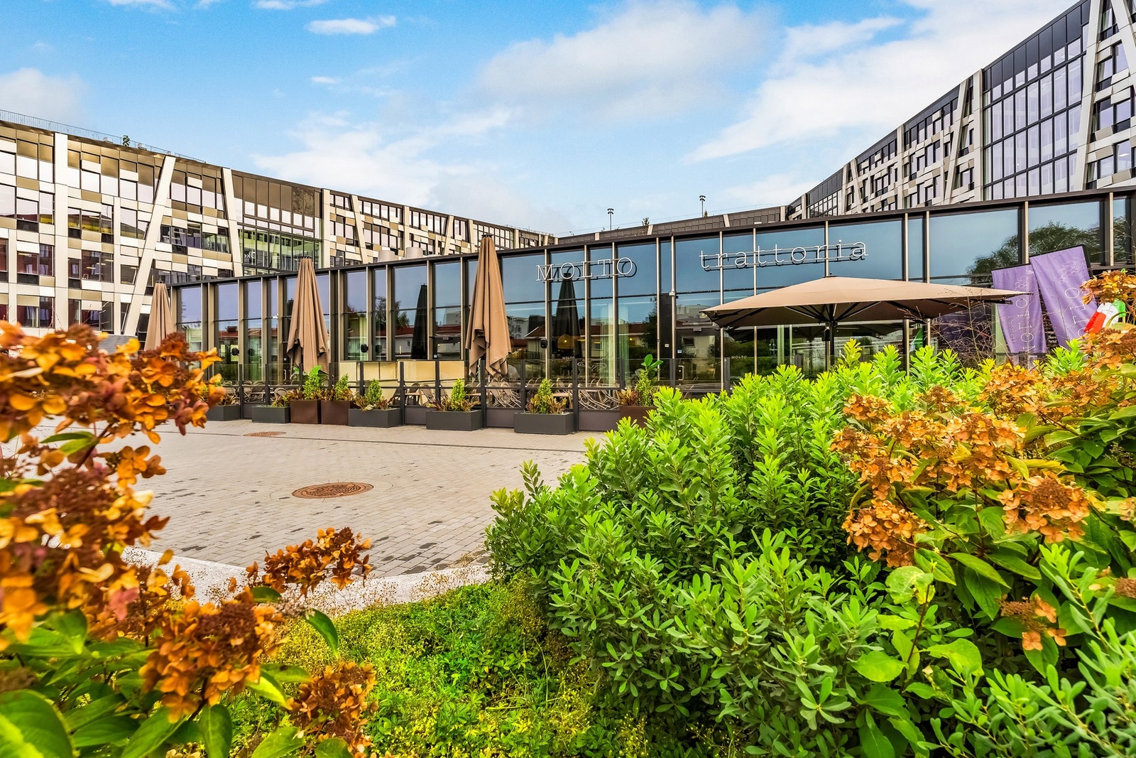 Økern Portal har mange restauranter og stor offentlig takterrasse Galleribilde