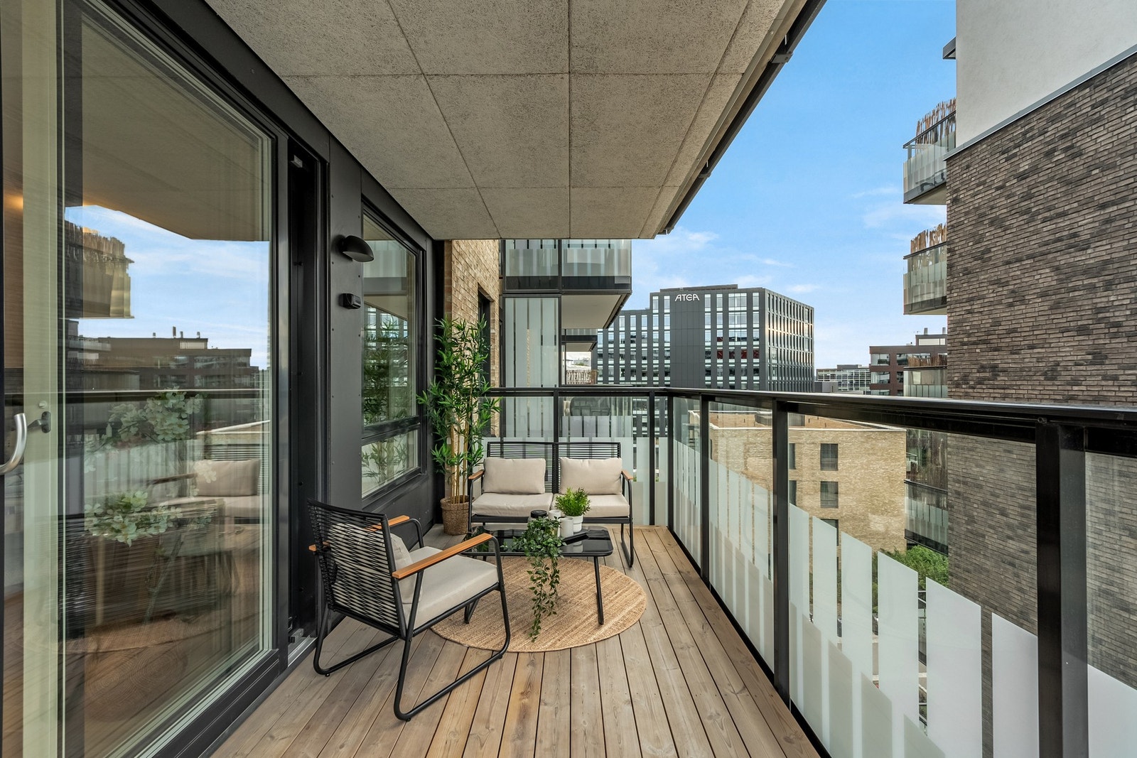 Det er lagt terrassebord på betongdekket som tar seg pent ut Galleribilde